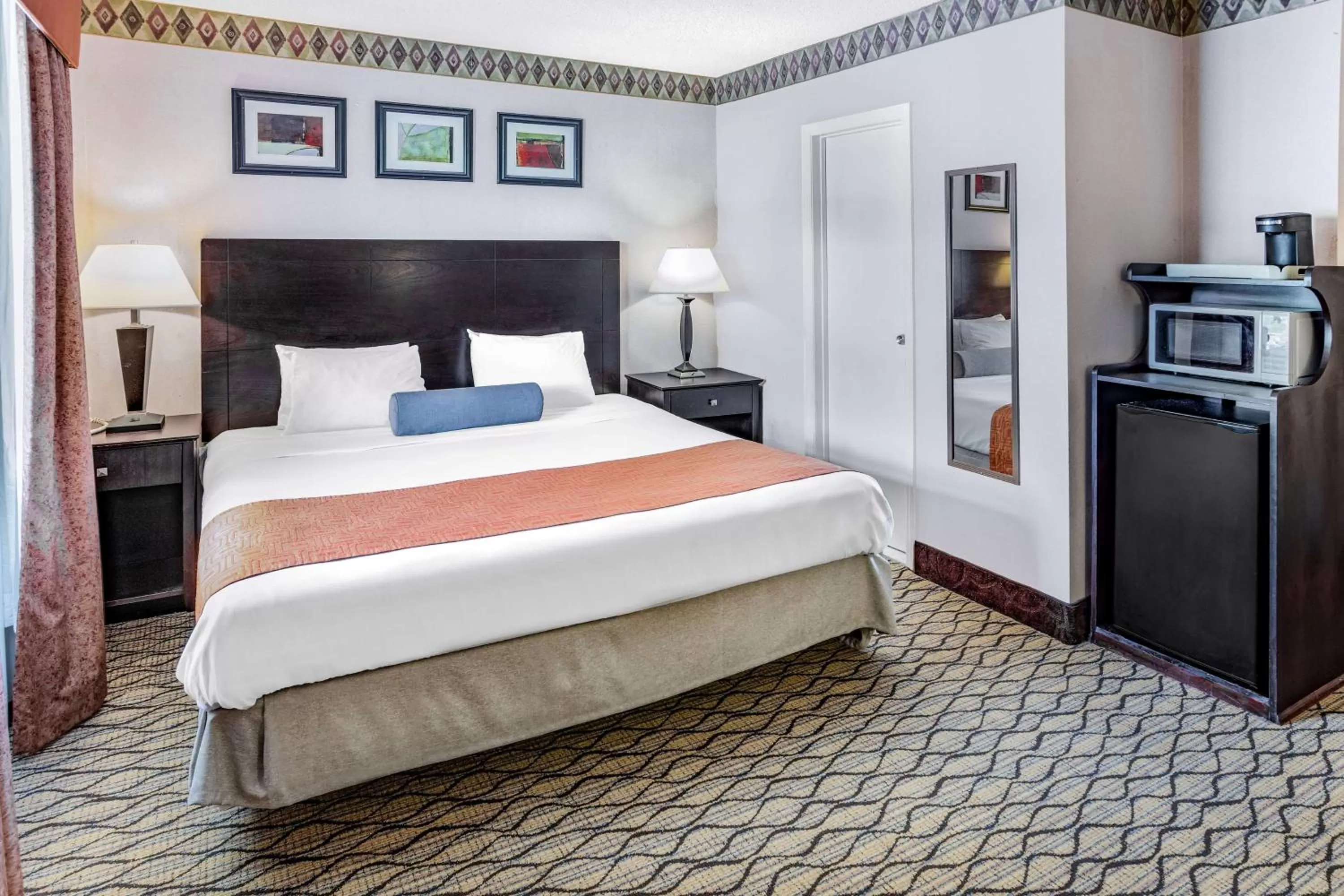 Photo of the whole room, Bed in Howard Johnson by Wyndham Lenox