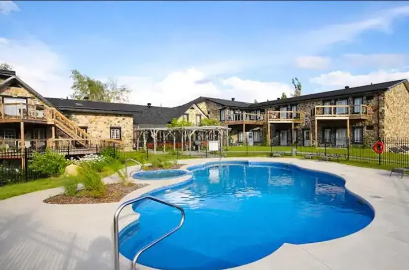 Swimming Pool in Condo Hotel Au pied du Mont Orford