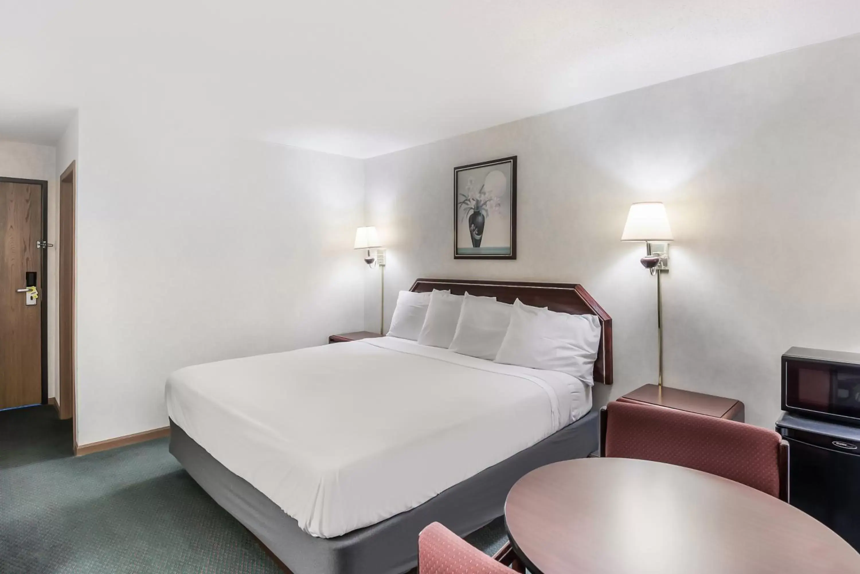 Bed in Americas Best Value Inn-Wenona