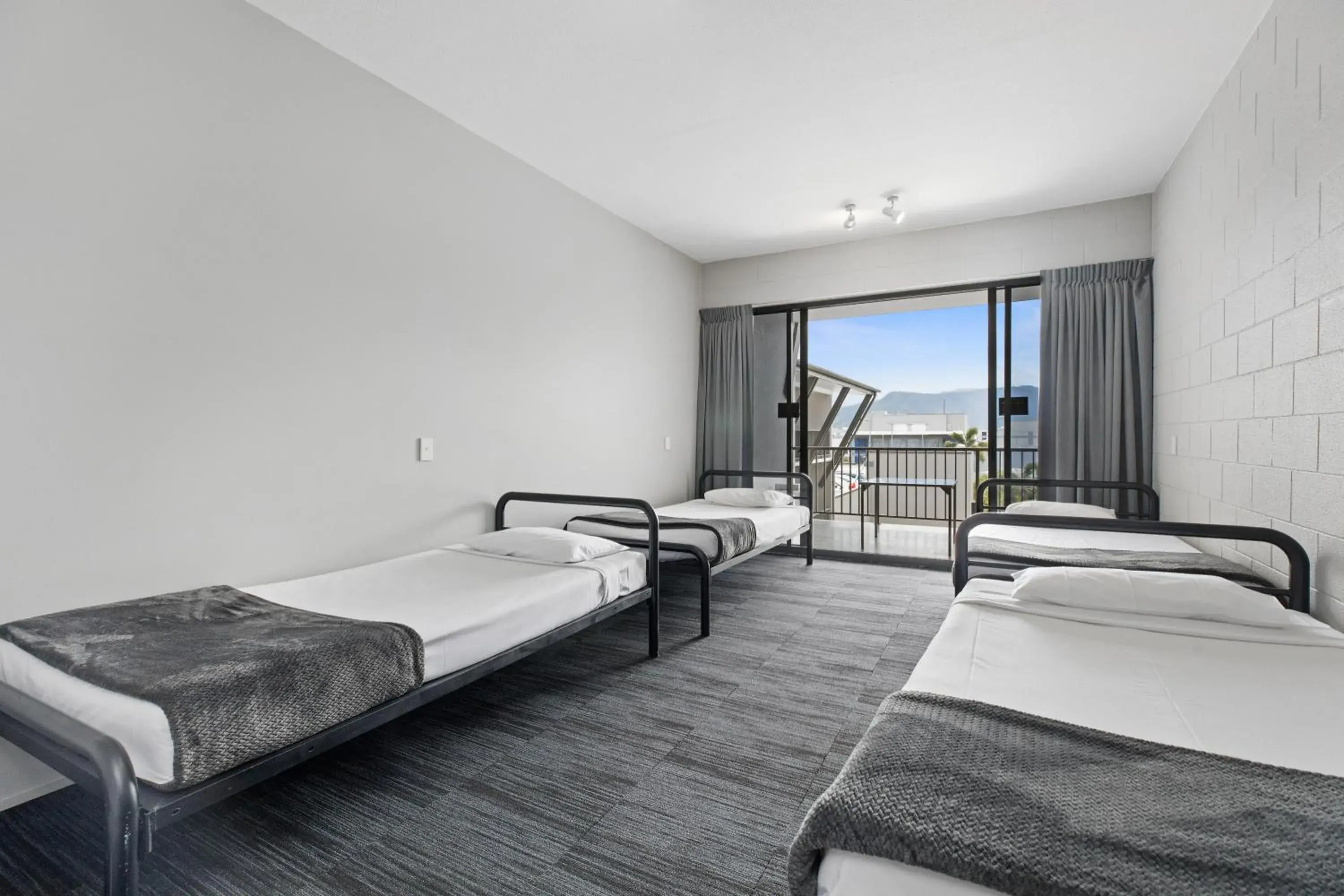 Balcony/Terrace, Bed in Gilligan's Backpacker Hotel & Resort Cairns