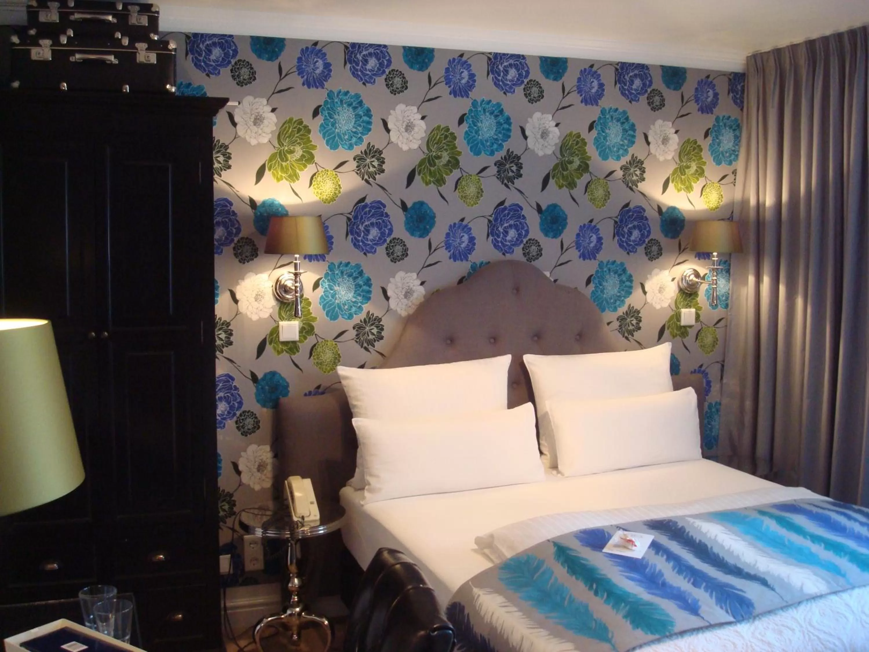 Photo of the whole room, Bed in Hotel Sir & Lady Astor