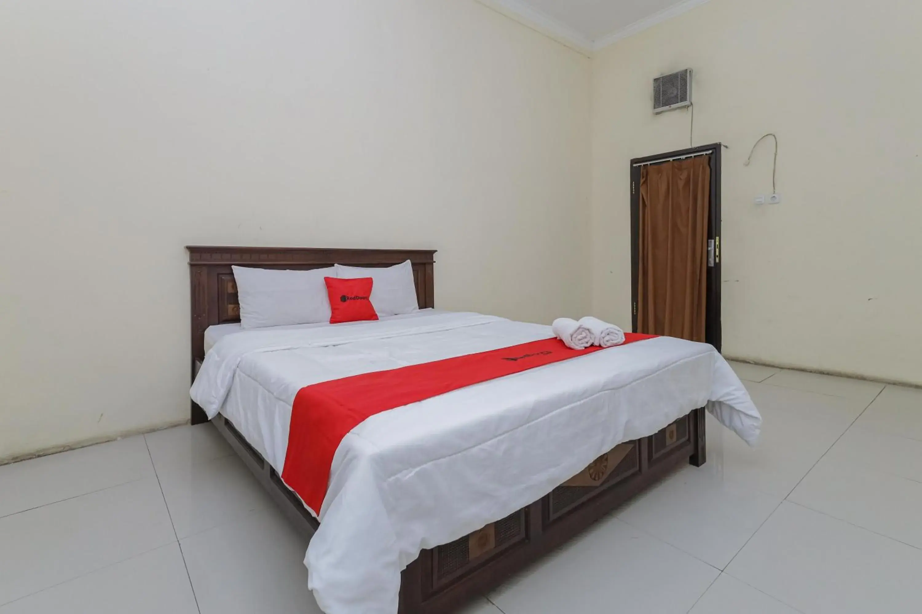 Bed in OYO 564 Bunga Matahari Guest House And Hotel