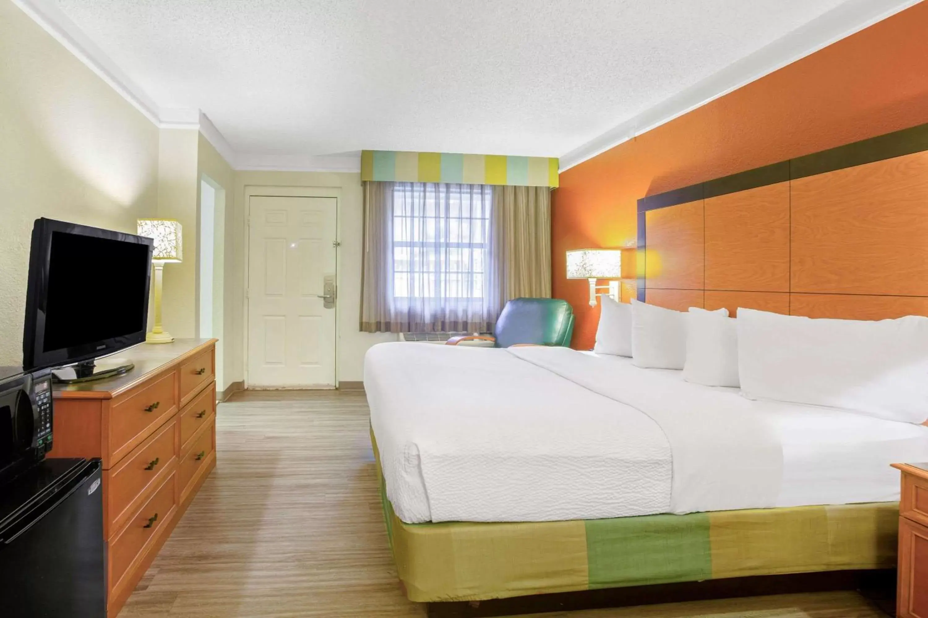 Photo of the whole room, Bed in La Quinta Inn by Wyndham Victoria