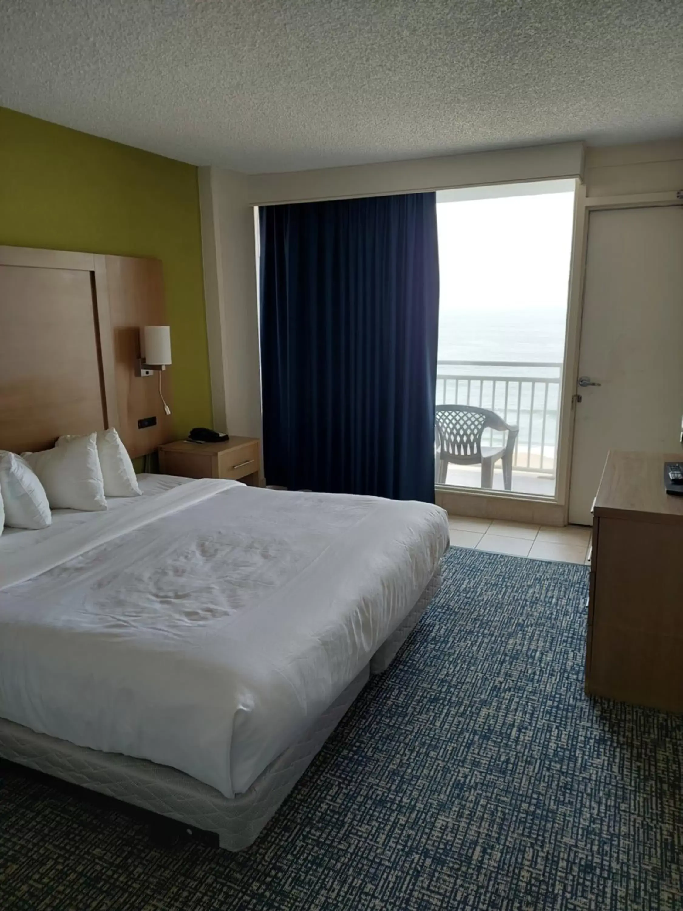 Bedroom, Bed in Comfort Suites Beachfront
