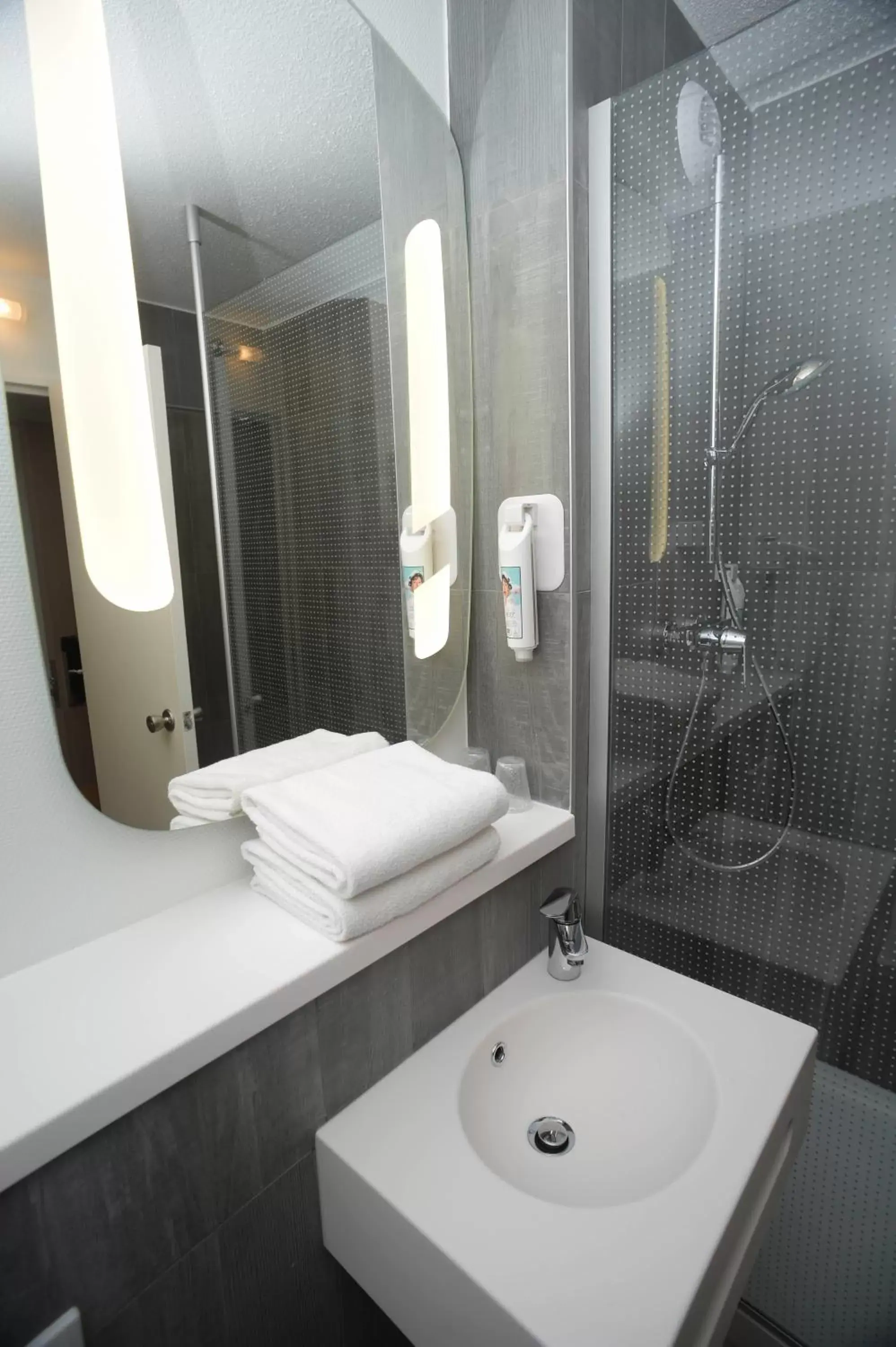 Bathroom in ibis Lyon Gerland Merieux