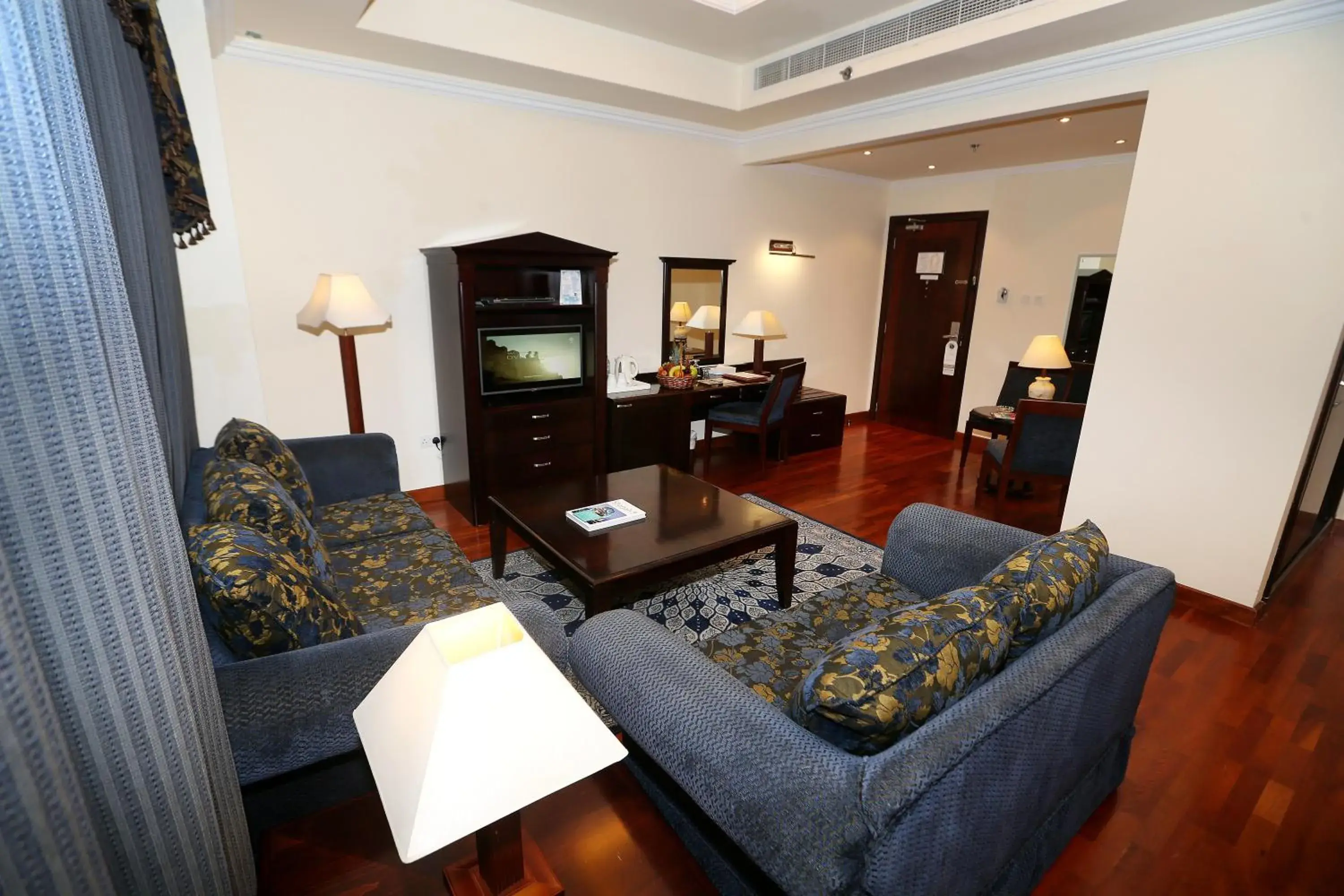 Living room, Lounge/Bar in Sharjah Premiere Hotel & Resort