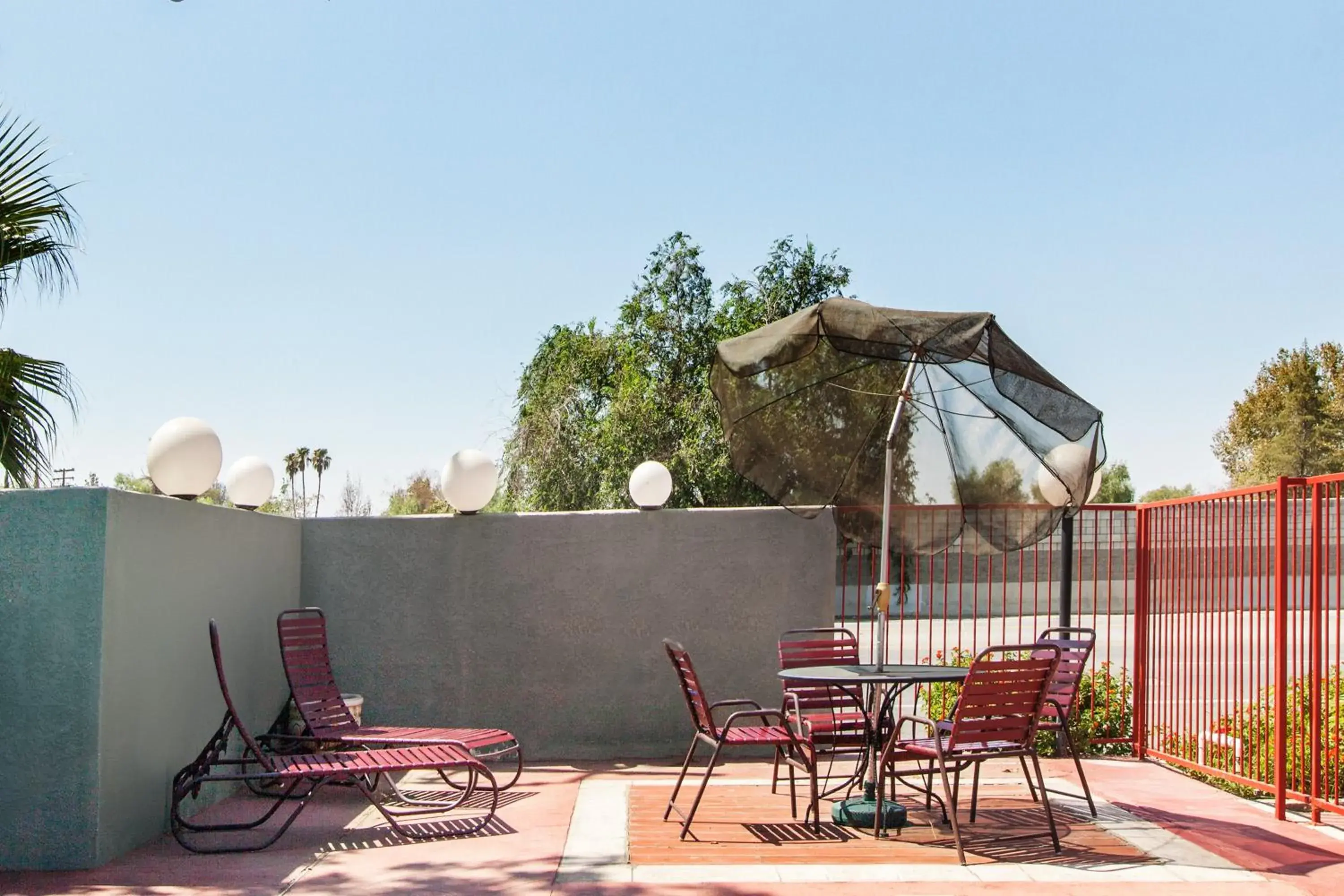 Swimming pool in America's Best Value Inn & Suites Bakersfield Central