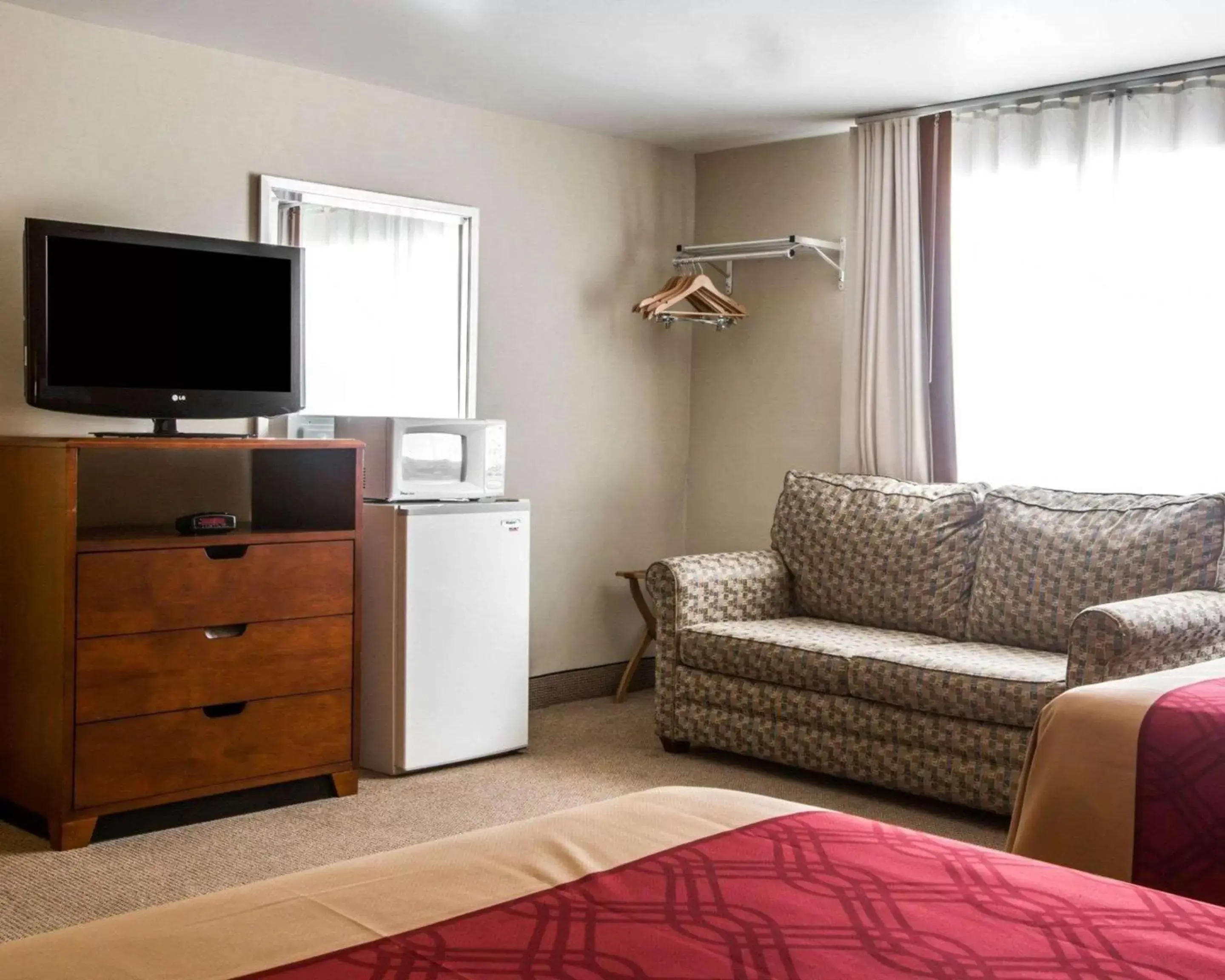 Photo of the whole room, Seating Area in Econo Lodge Lakes Region