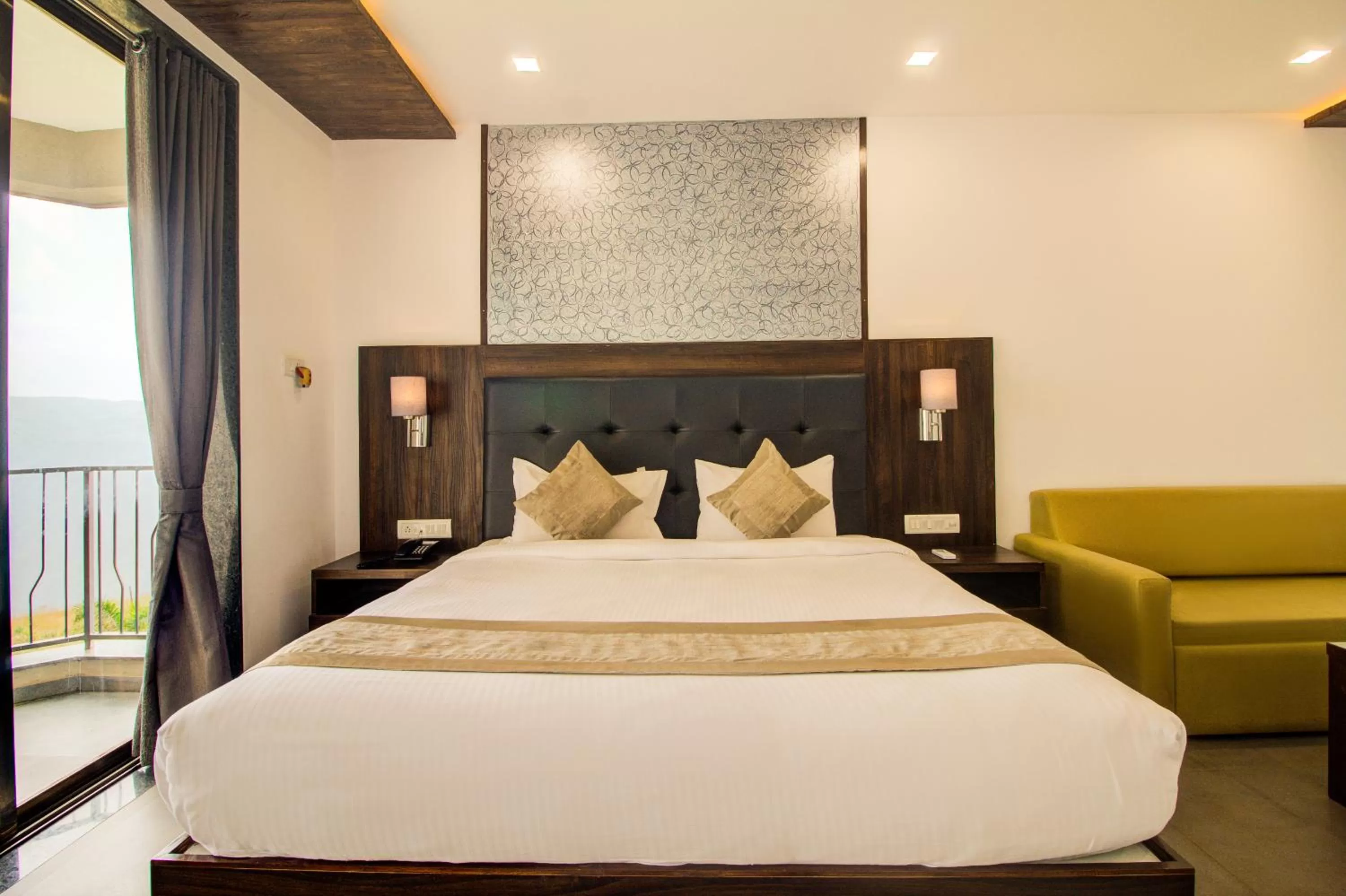 Bed in Mountain Breeze Resort, Mahabaleshwar