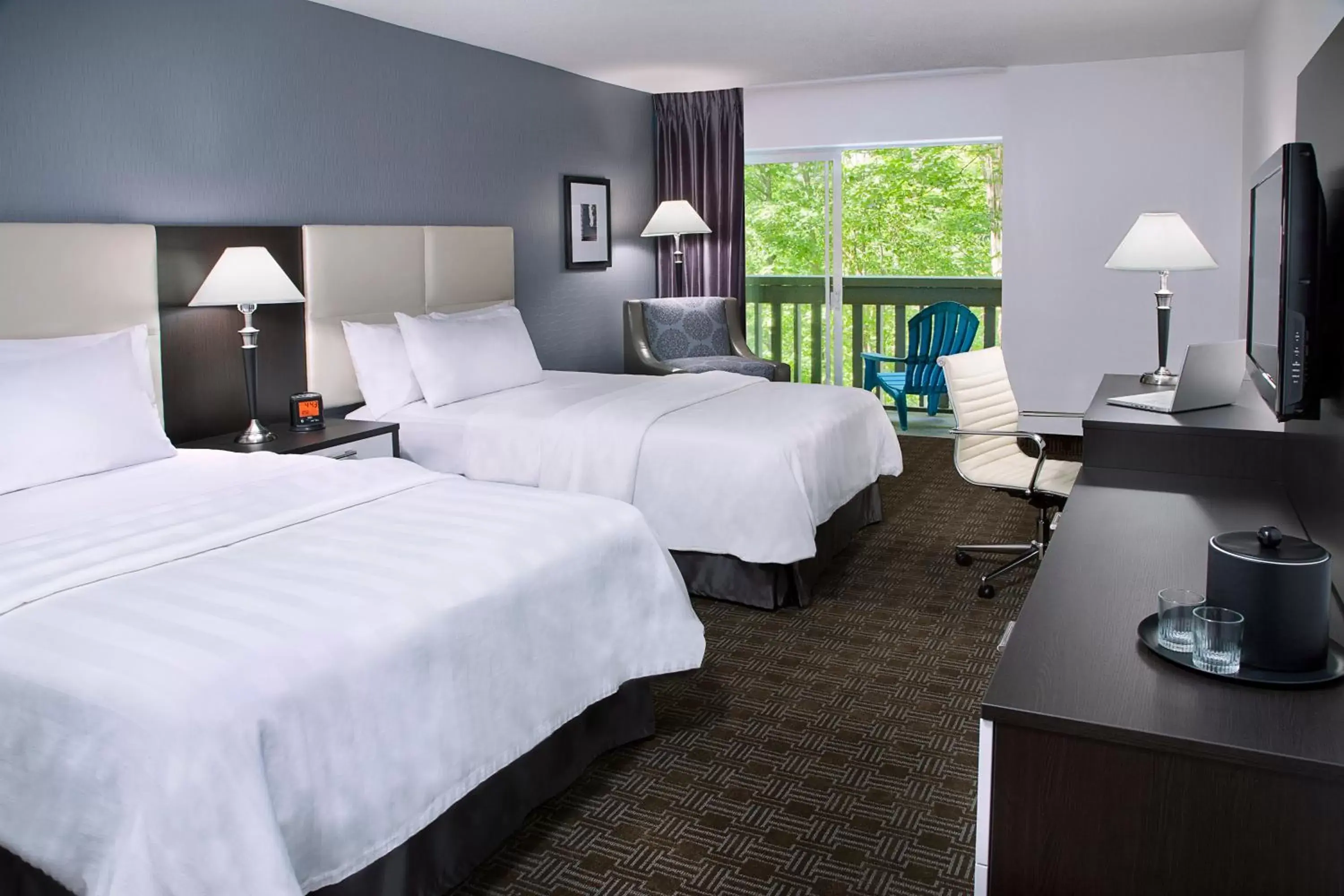 Bed in Toronto Don Valley Hotel and Suites