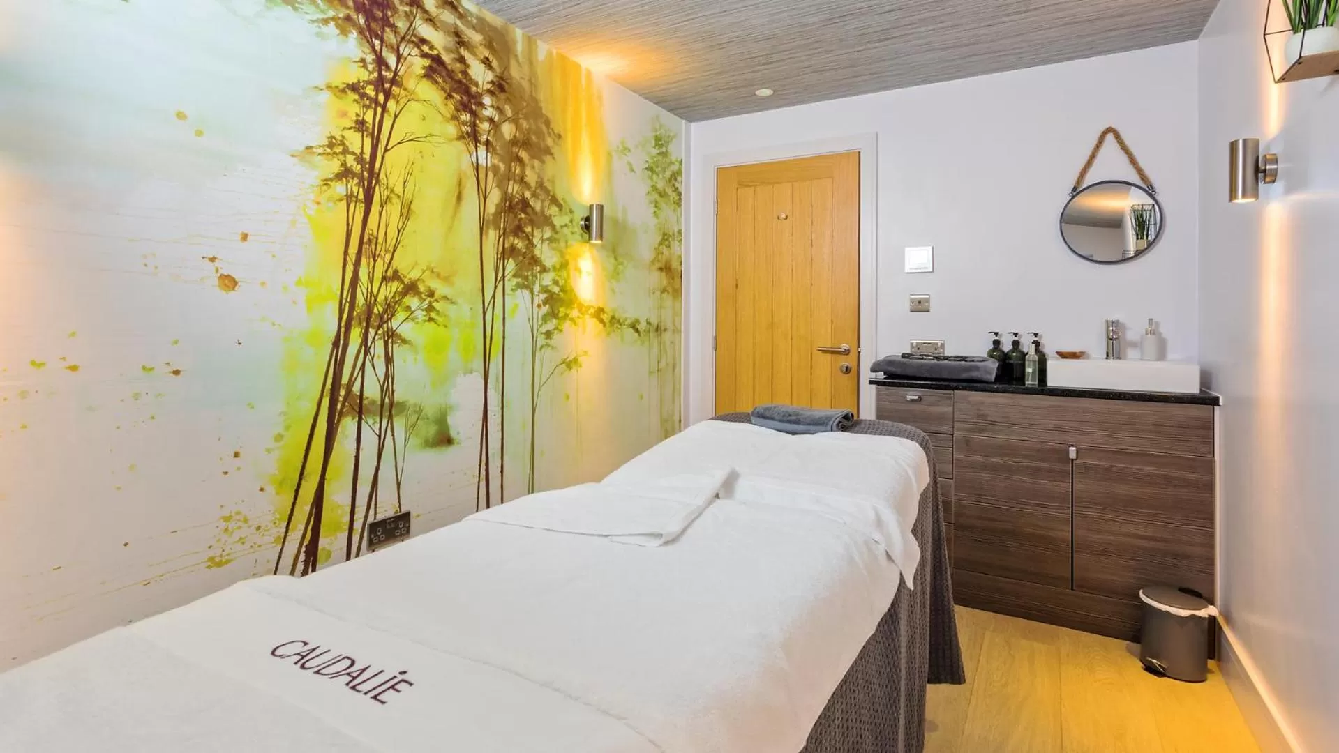 Swimming pool, Bed in Beech Hill Hotel & Spa