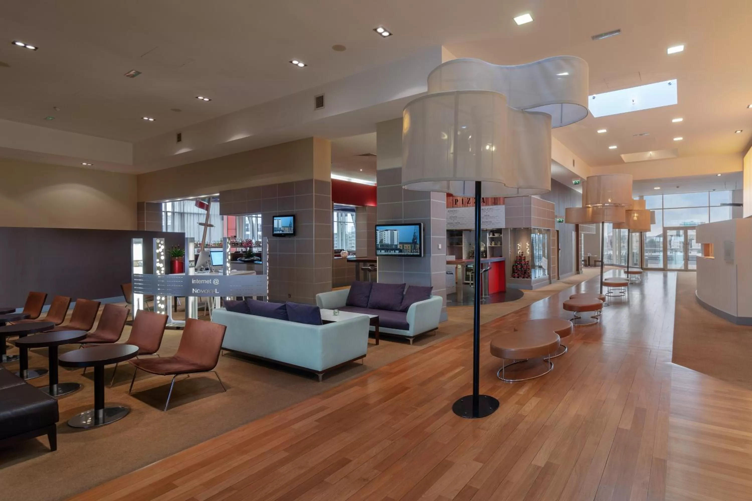 Lobby or reception in Novotel London Excel