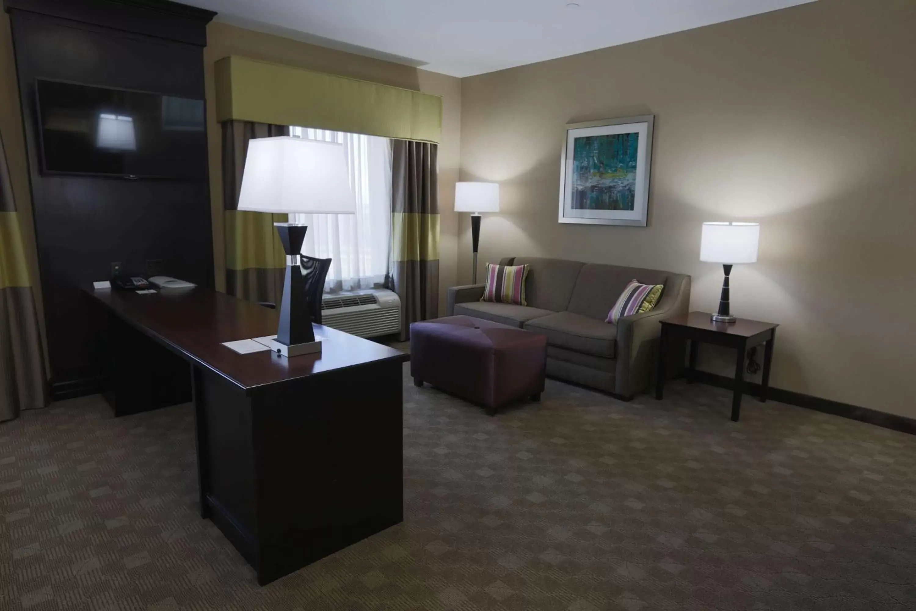 Bed, Seating Area in Hampton Inn and Suites Missouri City