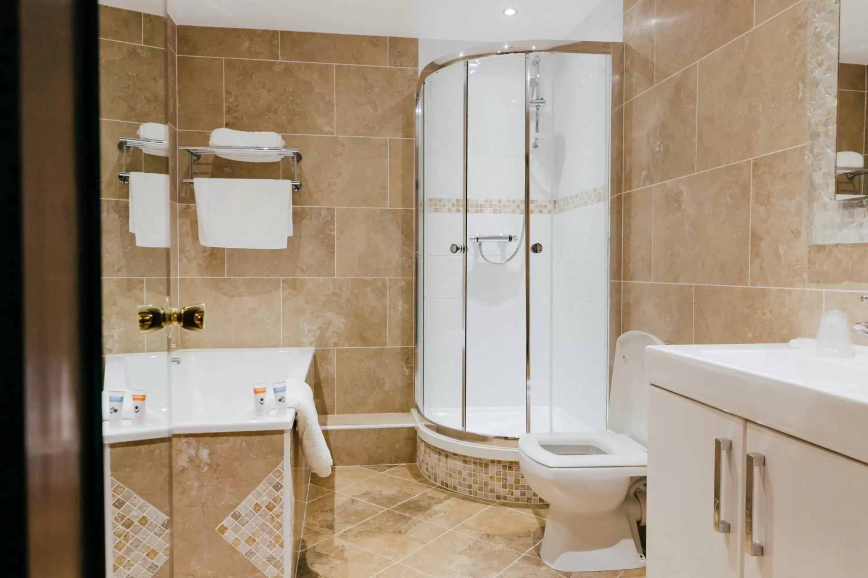 Shower, Bathroom in Best Western Bradford Guide Post Hotel