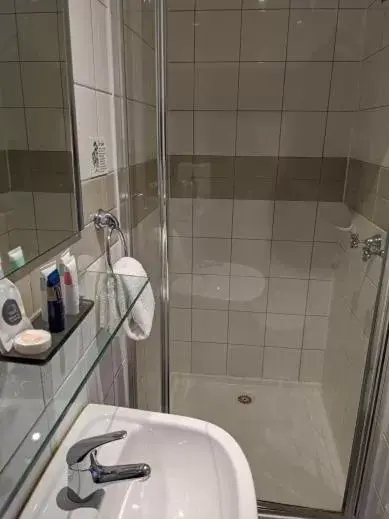 Bathroom in Tolarno Hotel