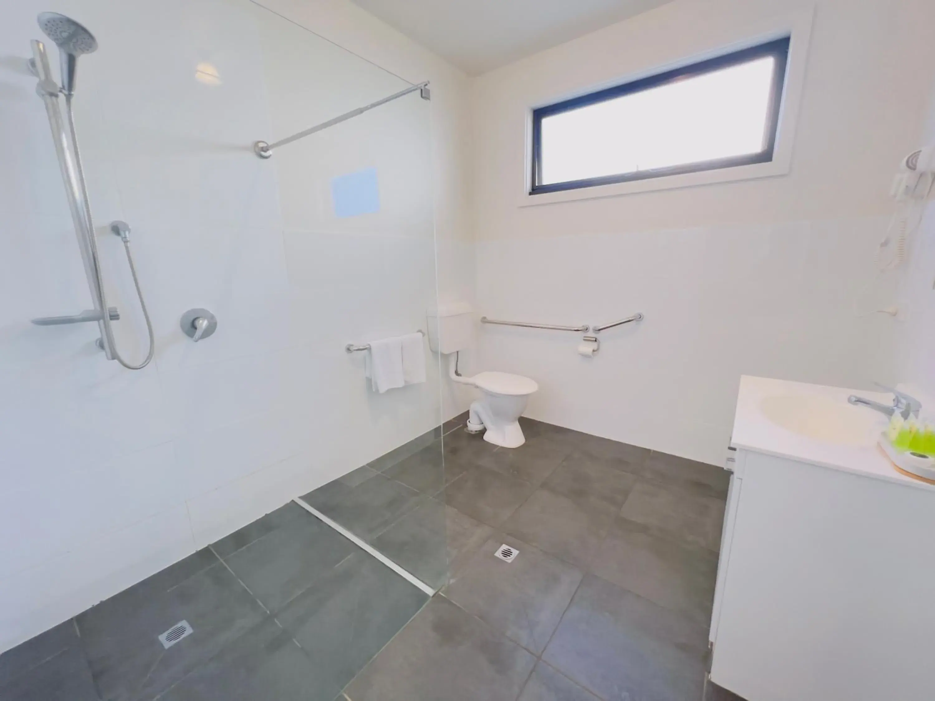 Bathroom in A1 Motels and Apartments Port Fairy