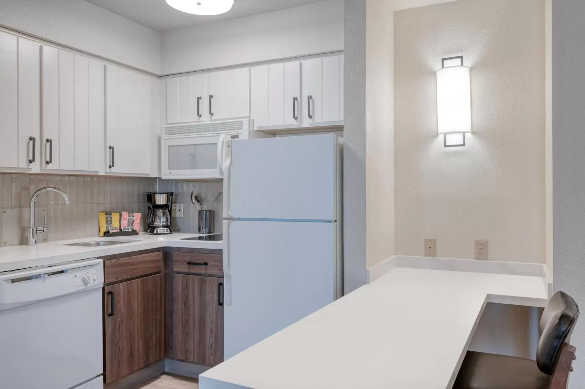 Photo of the whole room, Kitchen/Kitchenette in Staybridge Suites Allentown Airport Lehigh Valley, an IHG Hotel