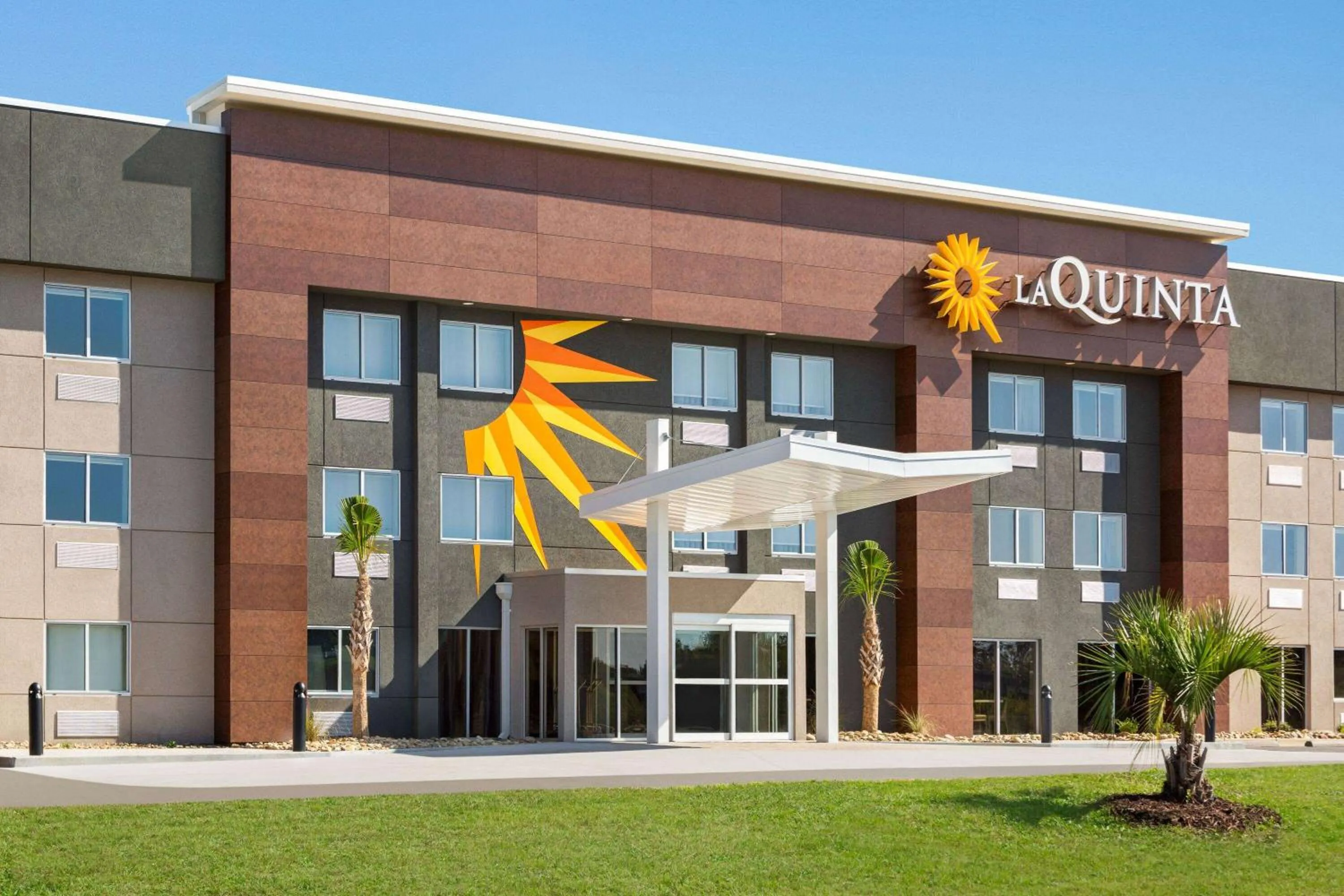 Property building in La Quinta Inn by Wyndham Columbia NE Fort Jackson