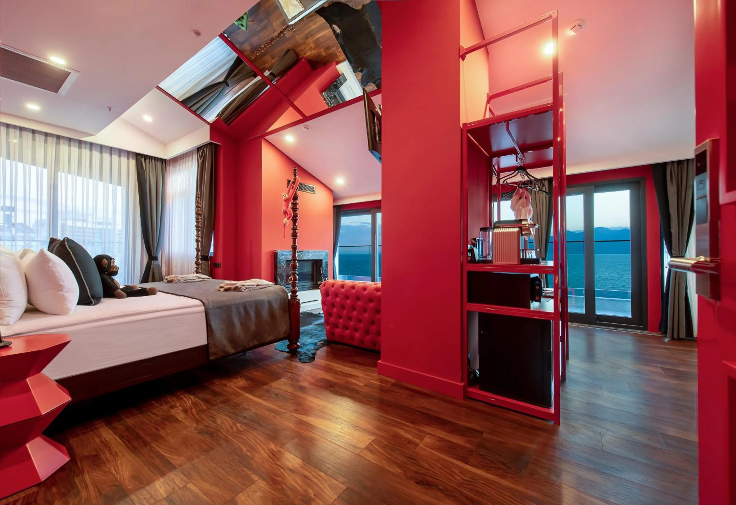 Hot Tub, Bed in Lucky Monkey Hotel