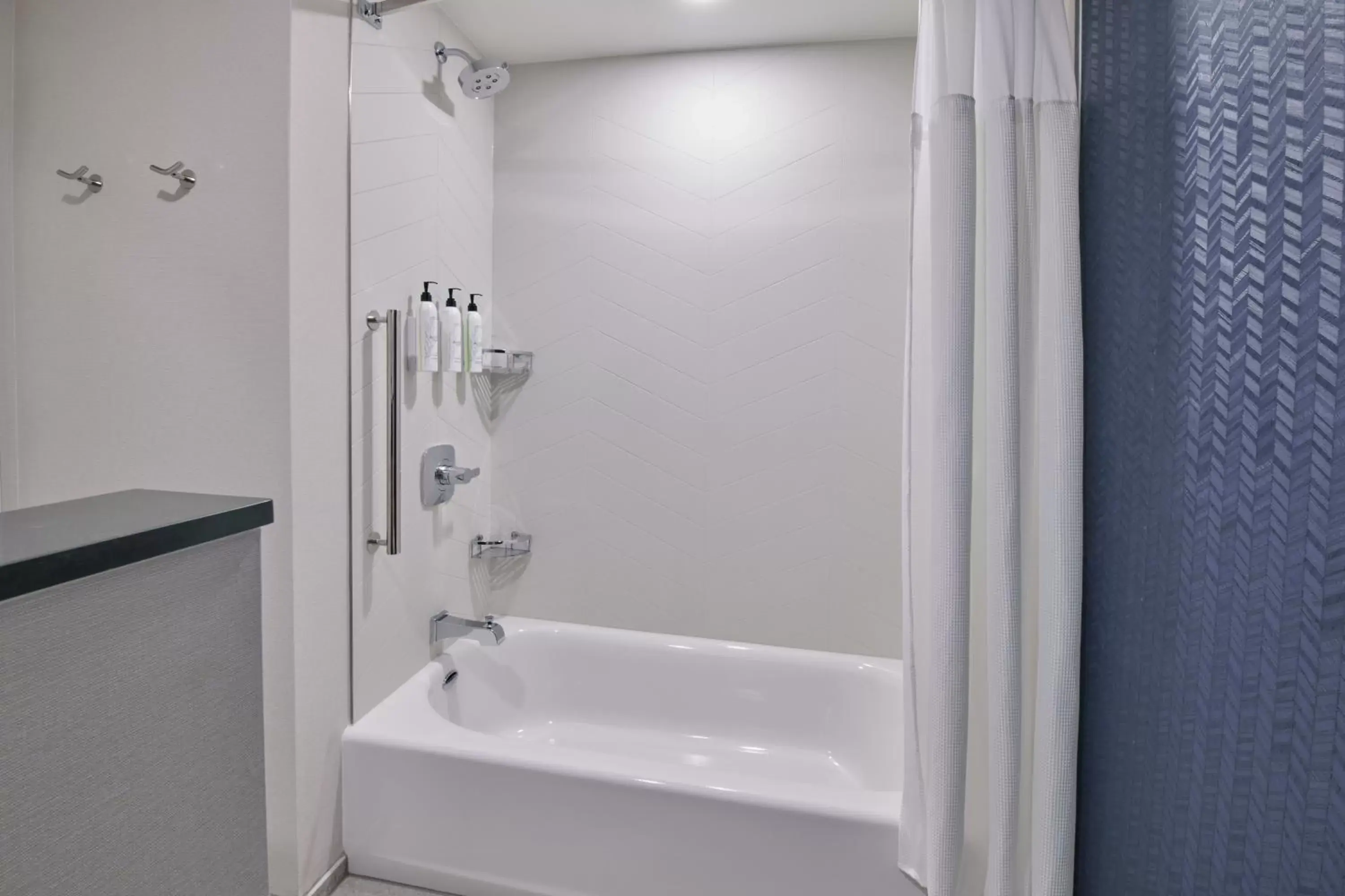 Bath, Bathroom in Fairfield Inn & Suites by Marriott Chicago O'Hare