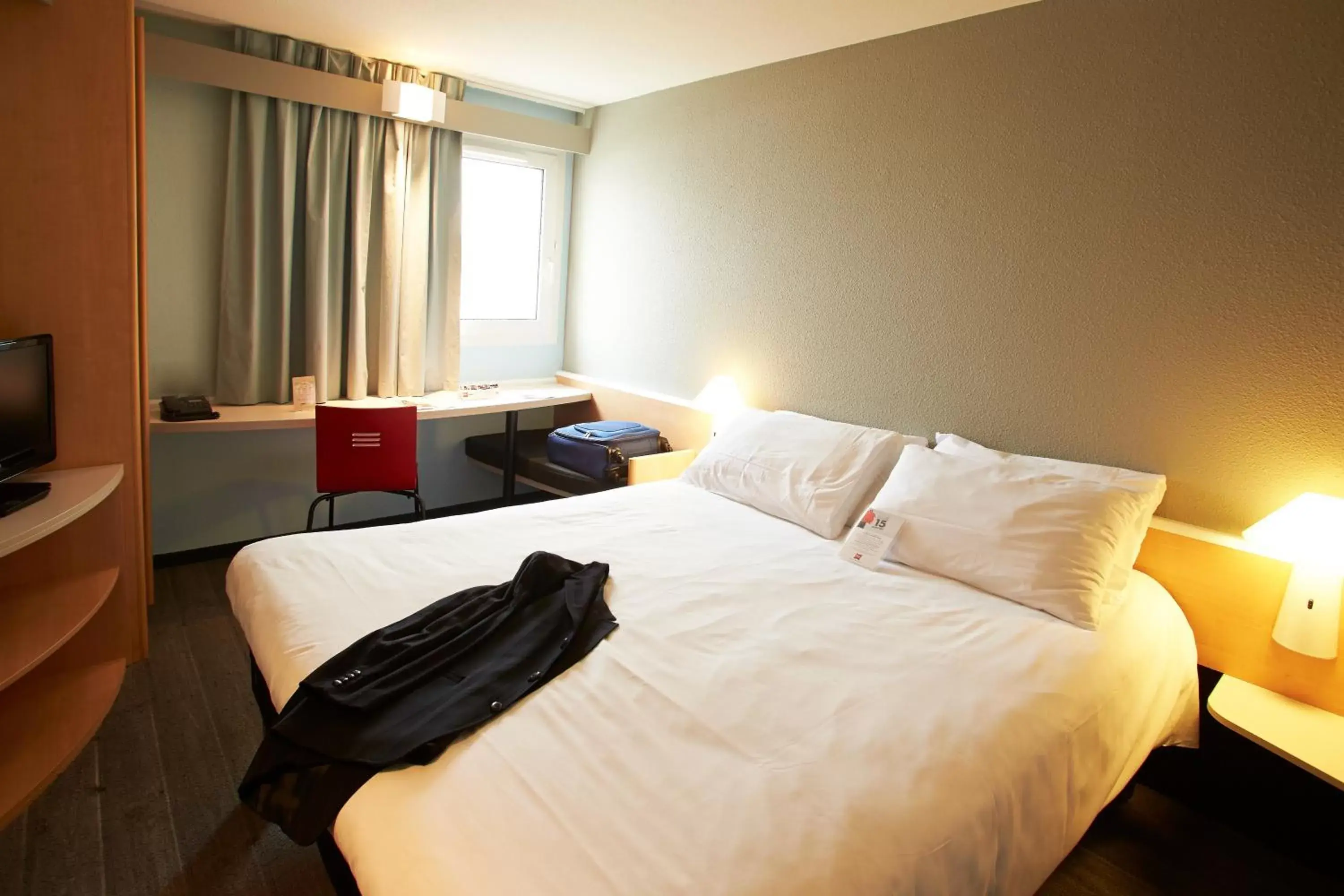 Bedroom, Bed in Ibis Auray