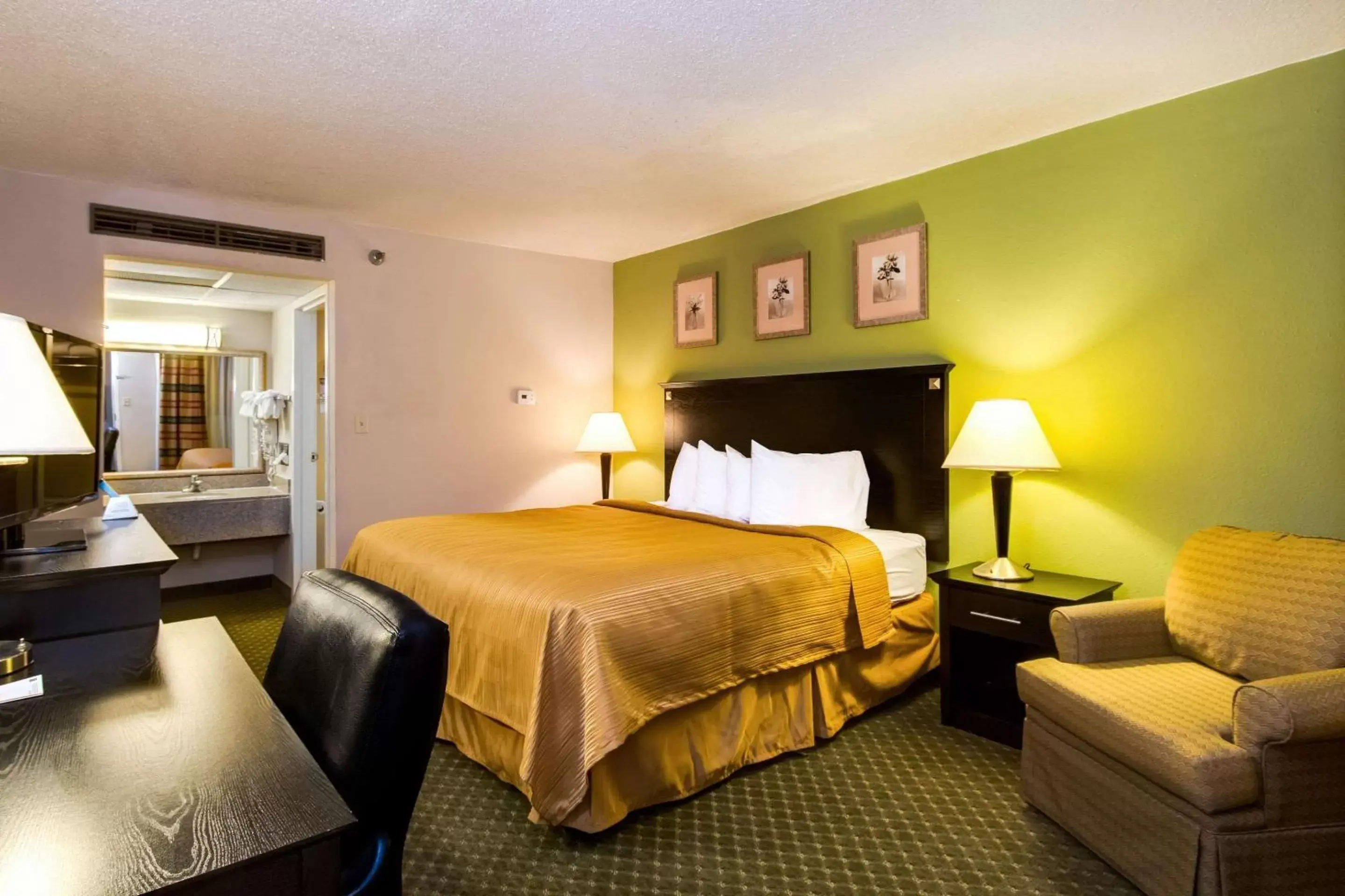 Photo of the whole room, Bed in Quality Inn & Suites Moline