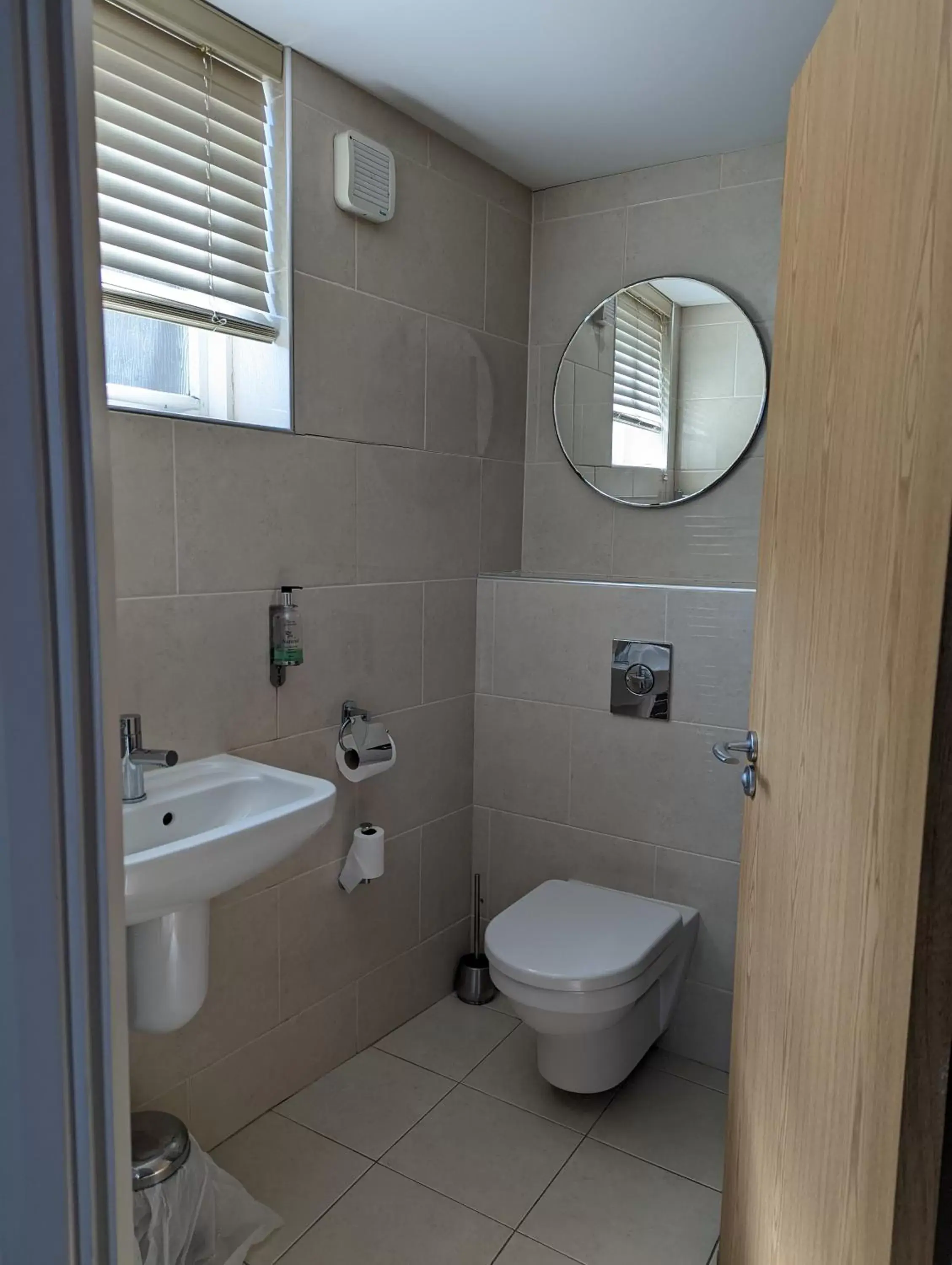 Bathroom in Barley Sheaf, Old Bridge Street EN SUITE ROOMS, ROOM ONLY