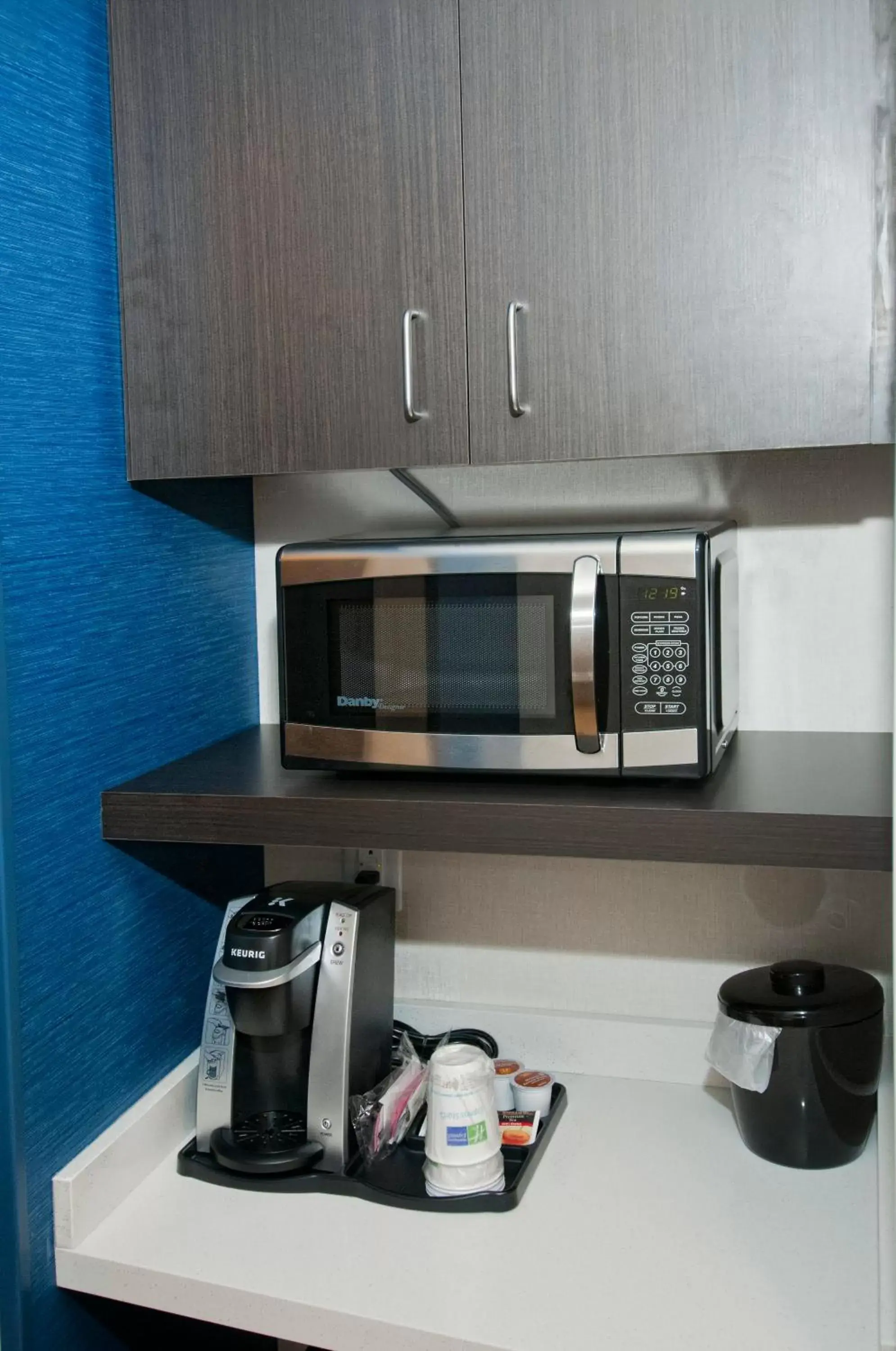 Coffee/tea facilities, Kitchen/Kitchenette in Holiday Inn Express & Suites Johnstown, an IHG Hotel