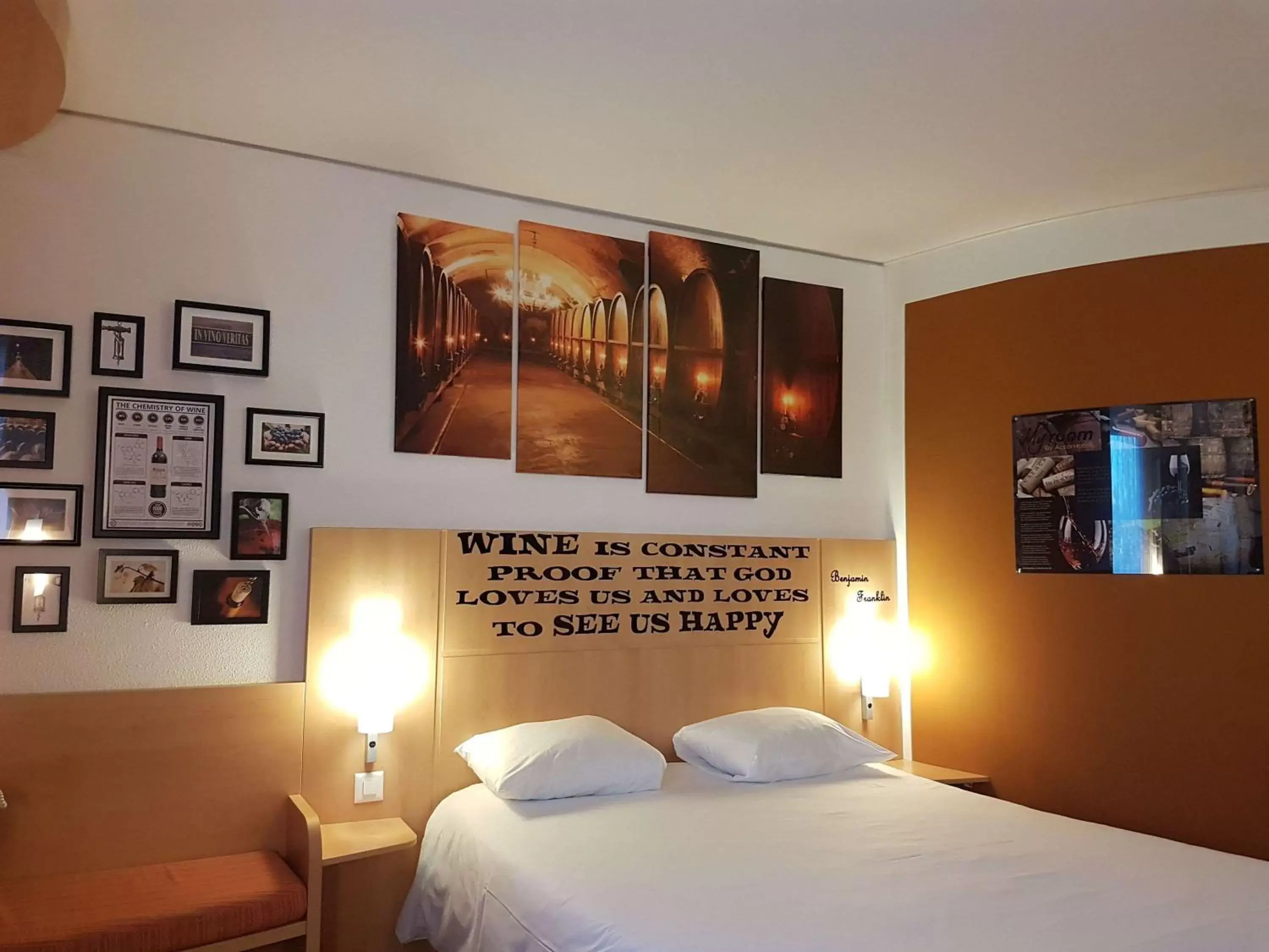 Photo of the whole room, Bed in ibis Genève Petit Lancy