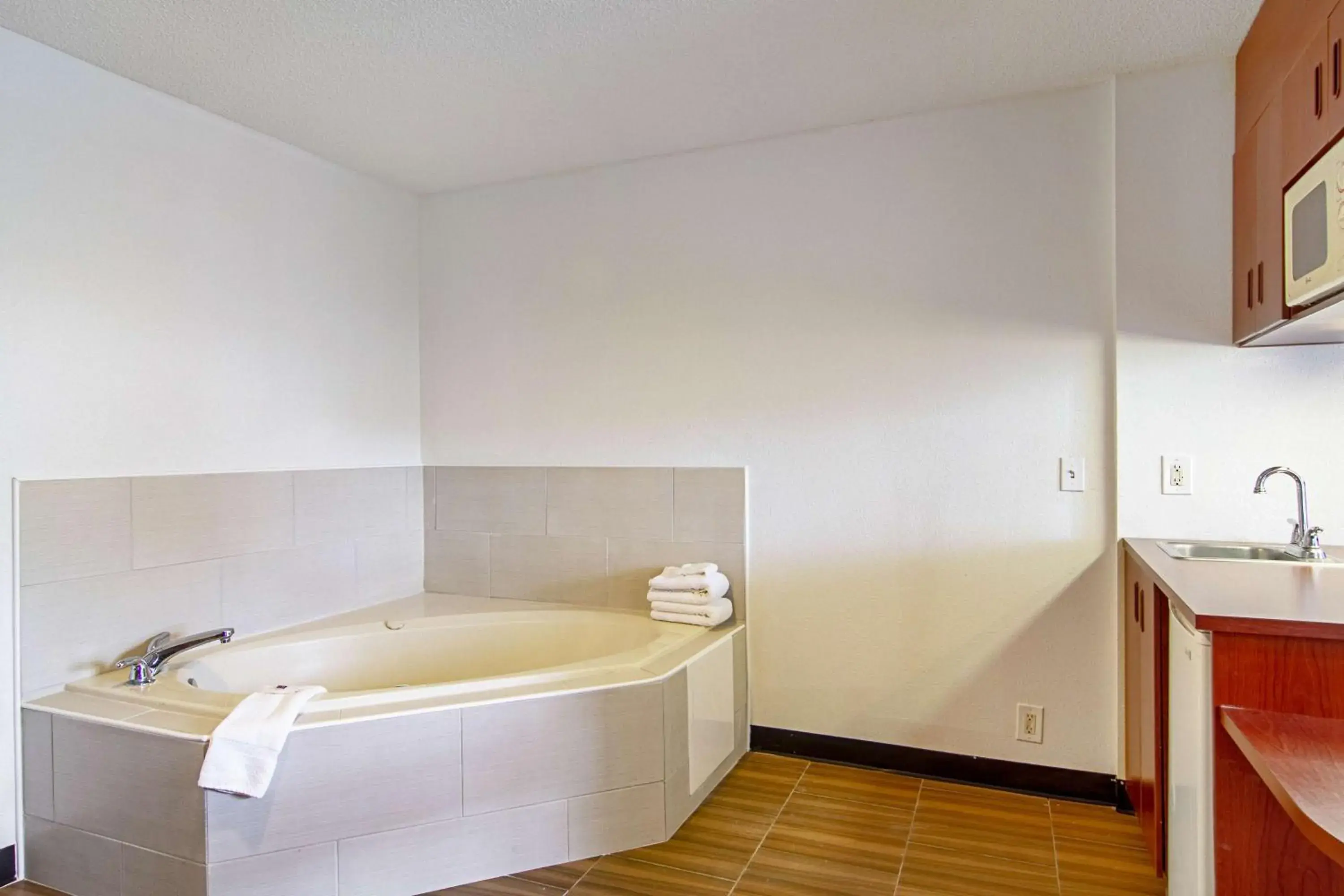 Spa and wellness centre/facilities, Bathroom in Americas Best Value Inn & Suites Brunswick