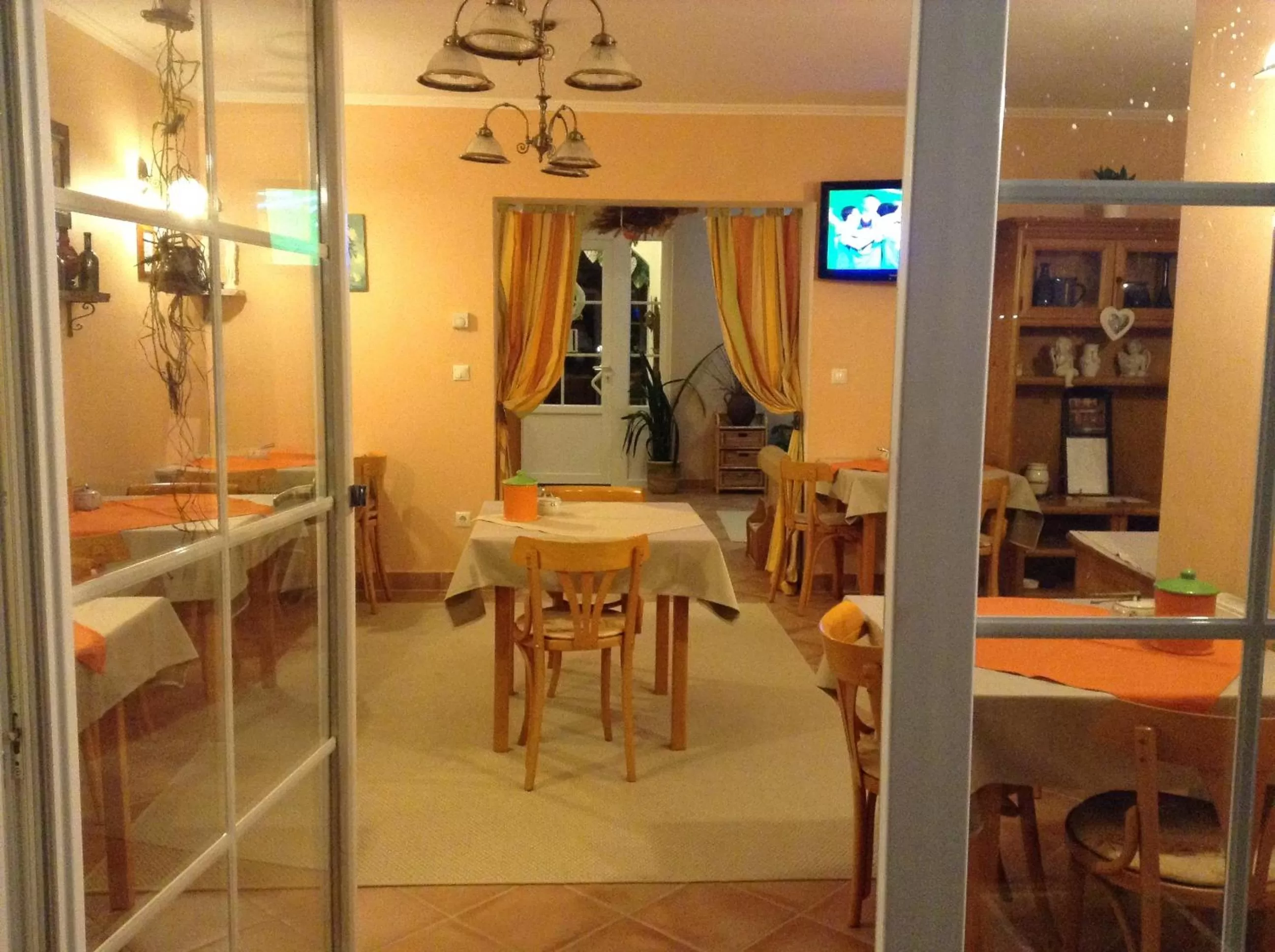 Restaurant/places to eat in Hotel Zsida