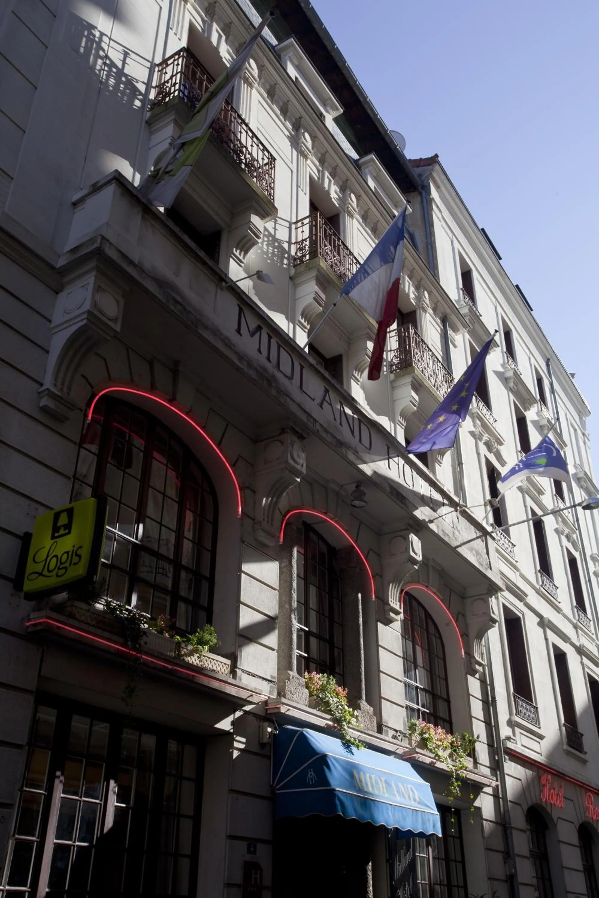 Facade/entrance in Logis Le Midland