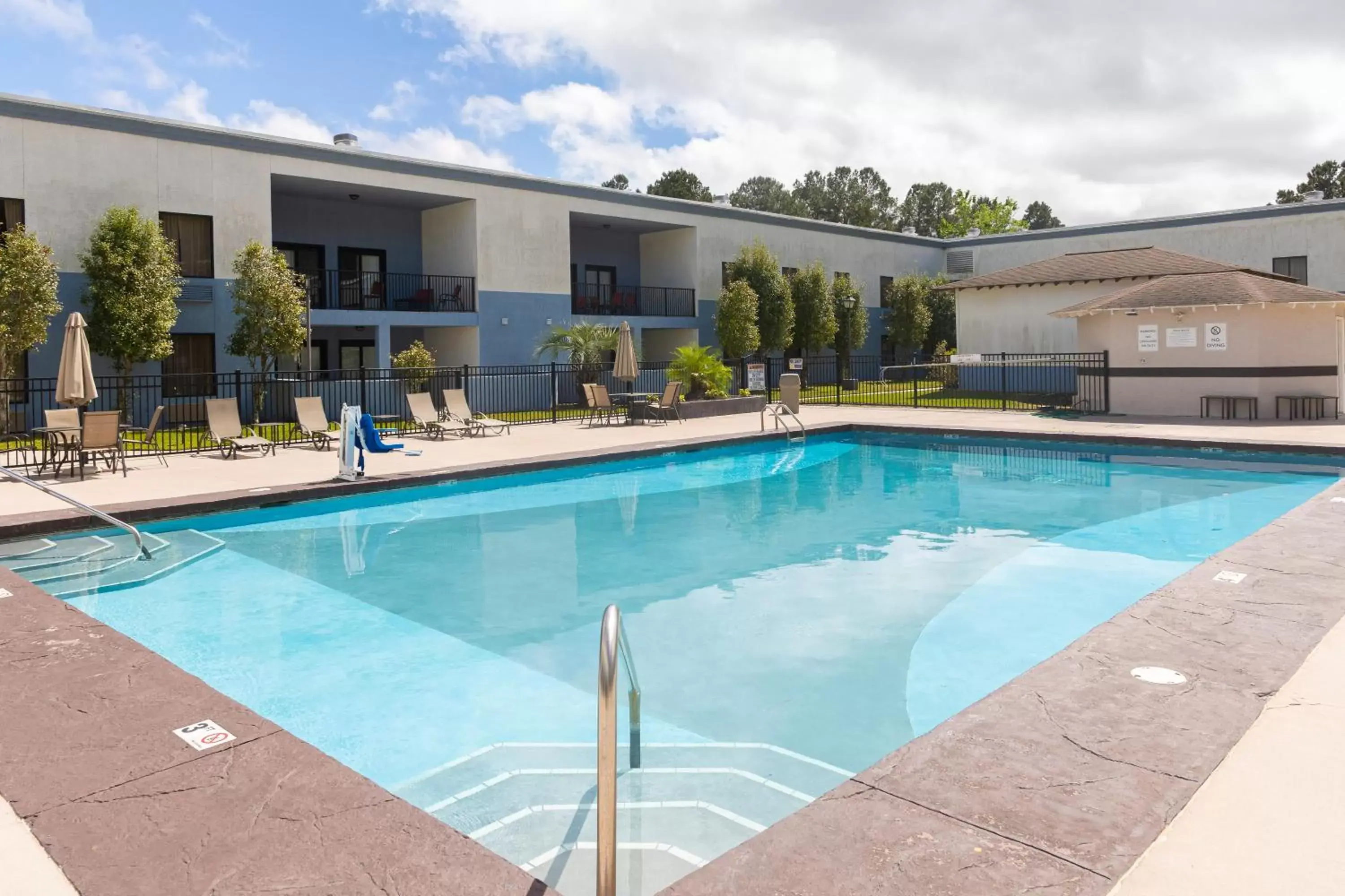 Swimming Pool in Cottonwood Suites Savannah Hotel & Conference Center