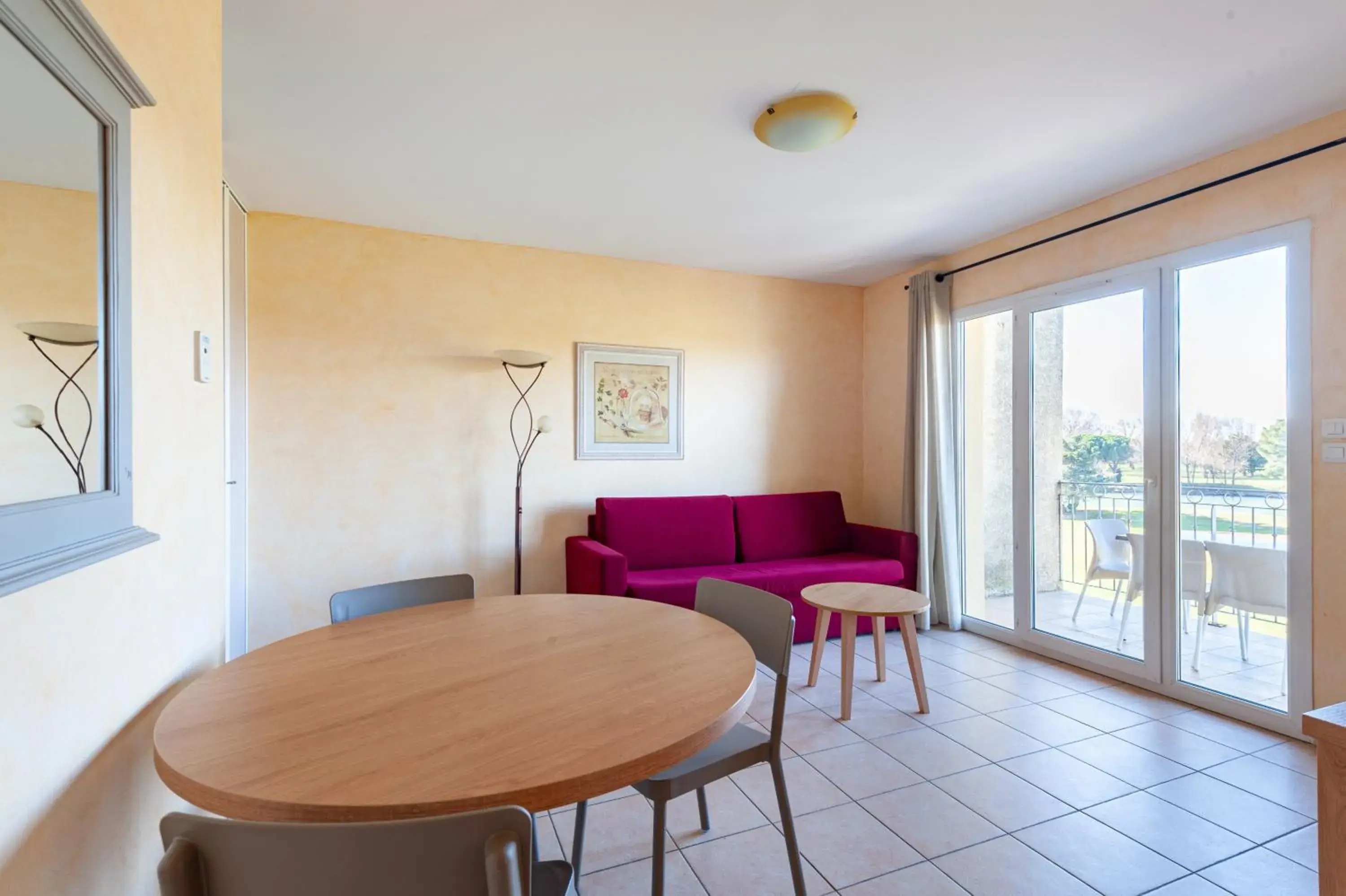 Living room, Dining Area in Residhotel Golf Grand Avignon
