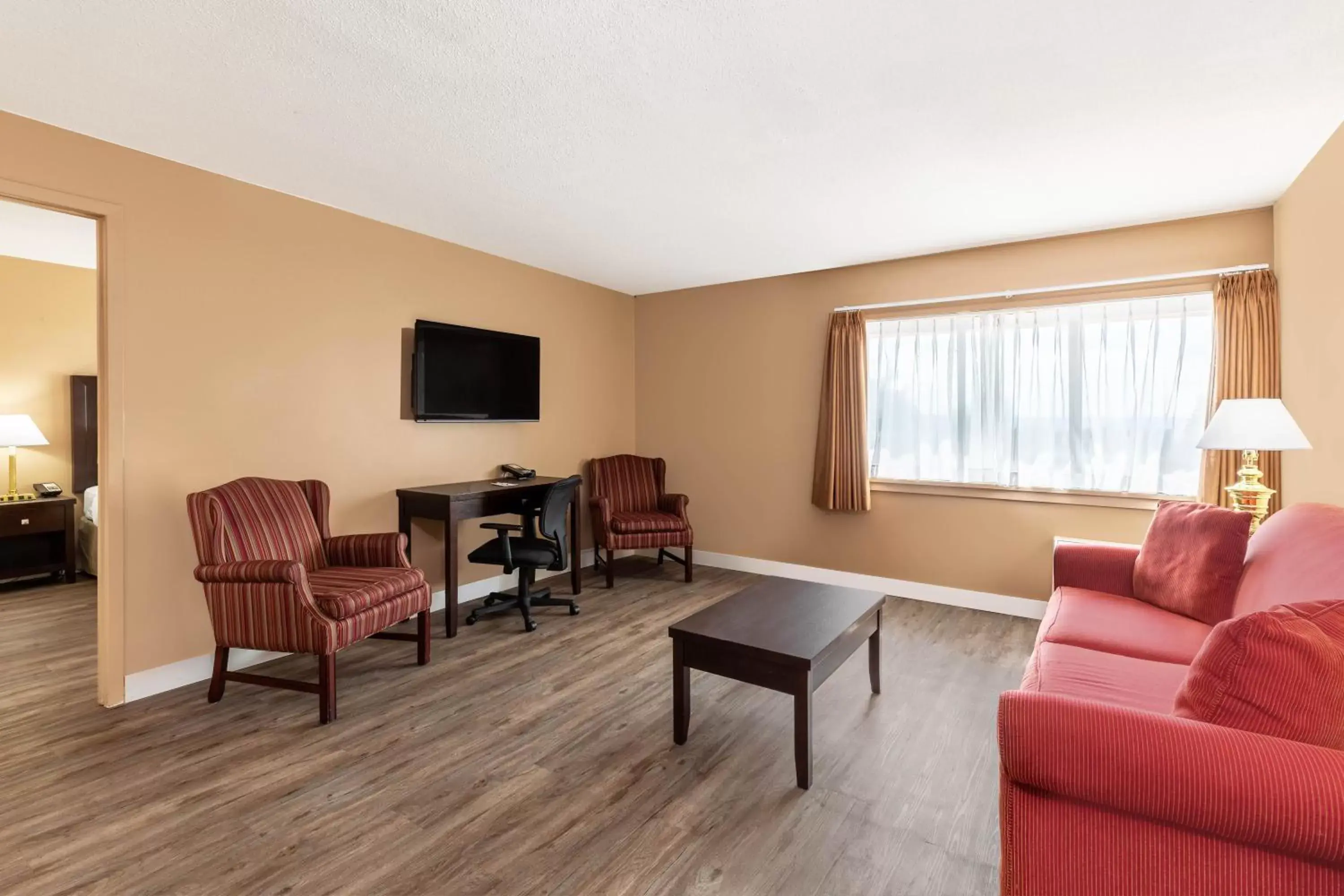 Living room, Seating Area in Ramada by Wyndham Coquitlam