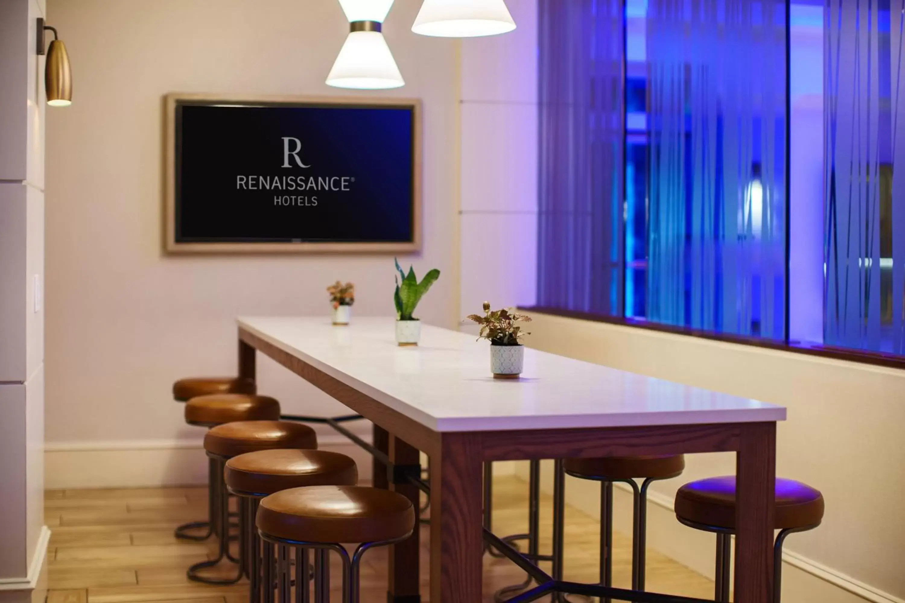 Lounge or bar in Renaissance Meadowlands Hotel