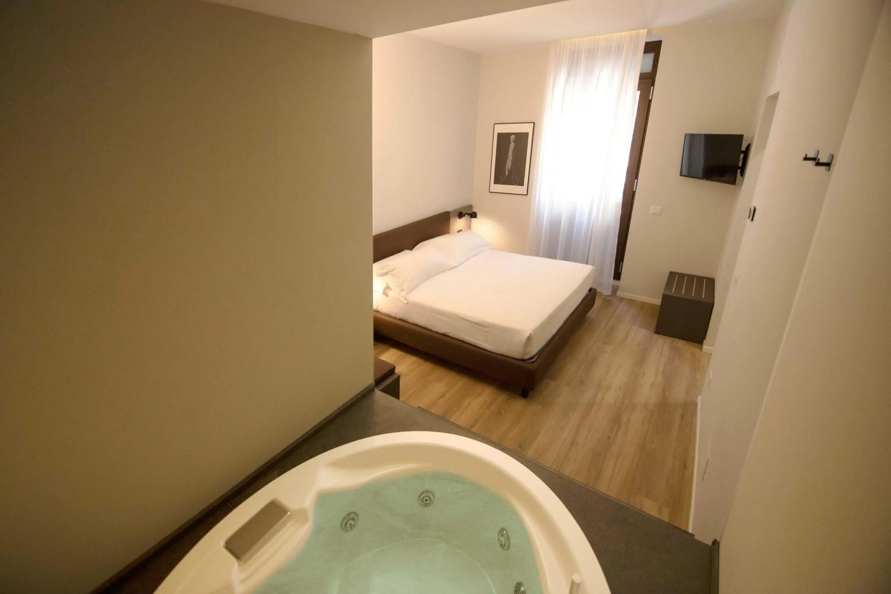 Hot Tub, Bed in Palazzo Bellocchi - Suites & Apartments