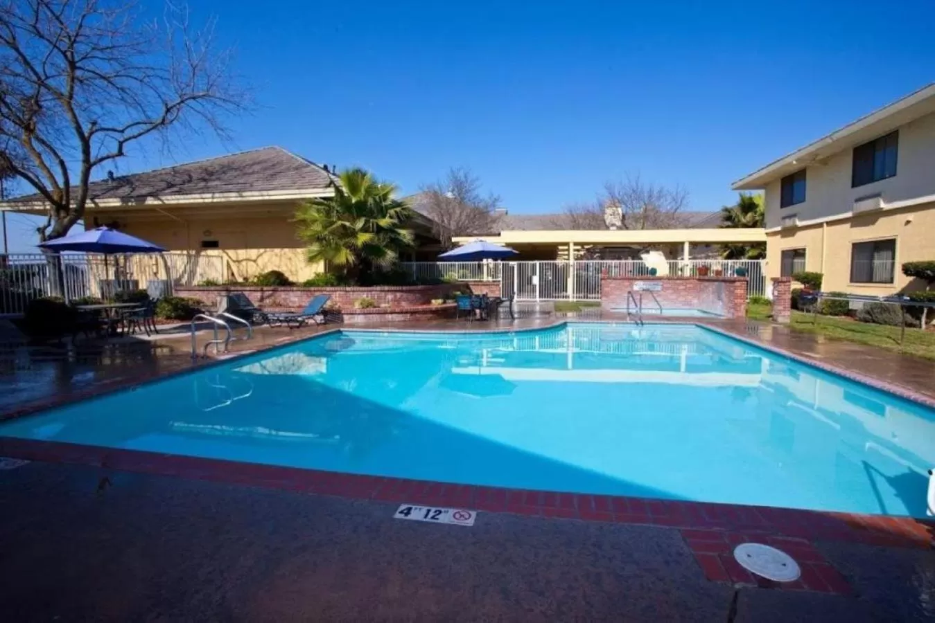 Property building, Swimming Pool in Modesto Hotel - Gateway to Yosemite