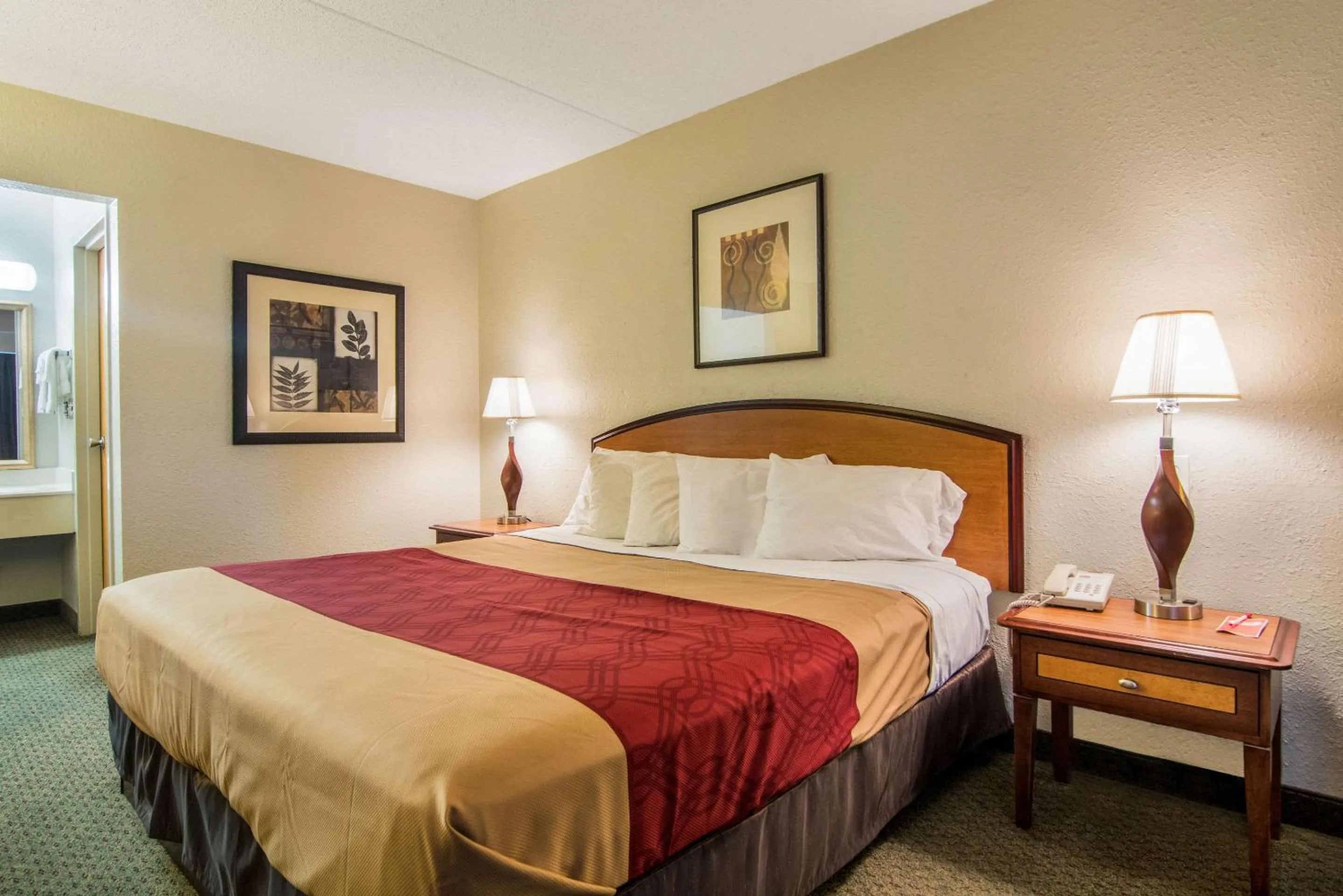 Photo of the whole room, Bed in Econo Lodge Inn & Suites Conference Center Dublin