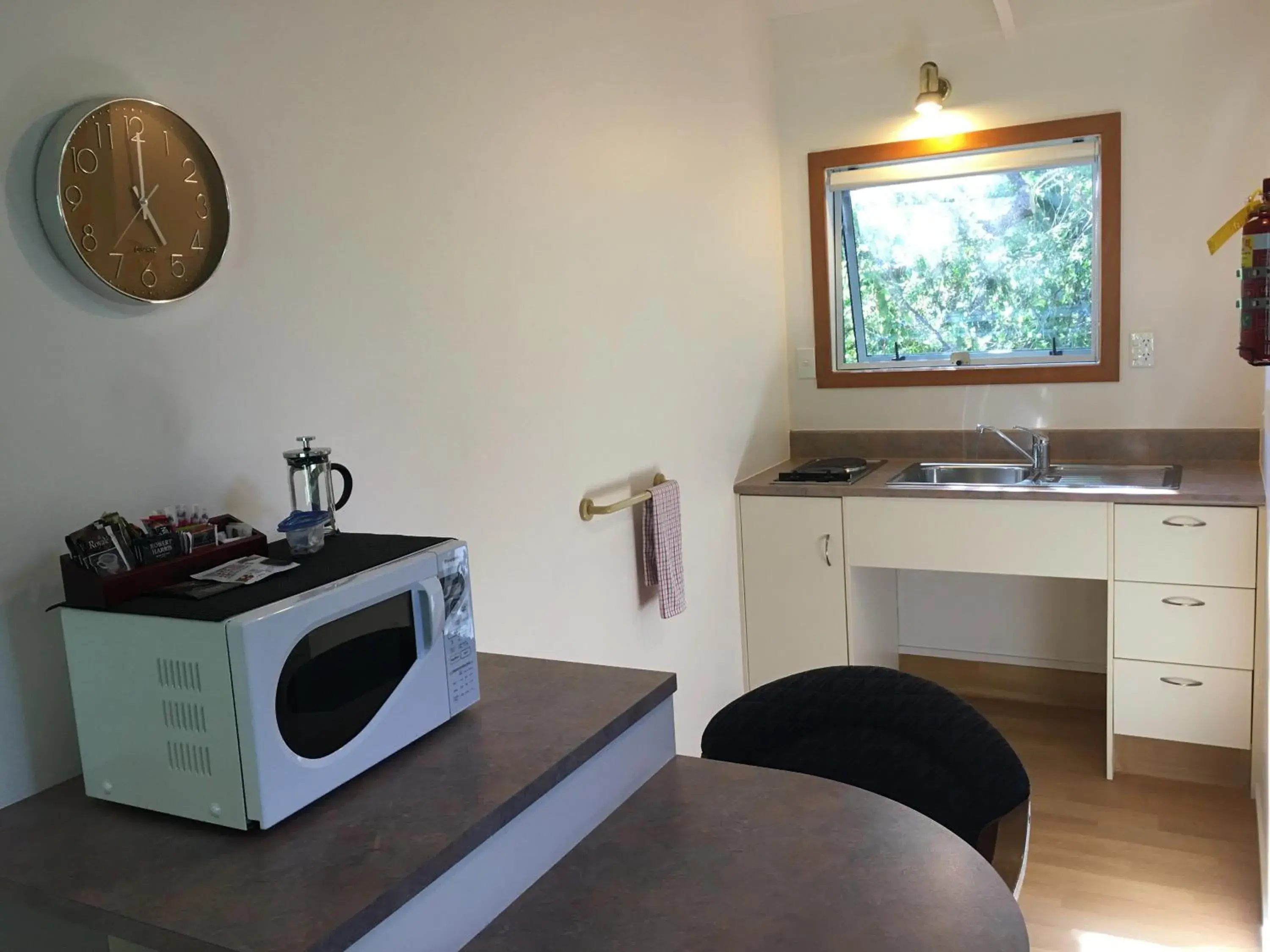 Kitchen/Kitchenette in Colonial House Motel