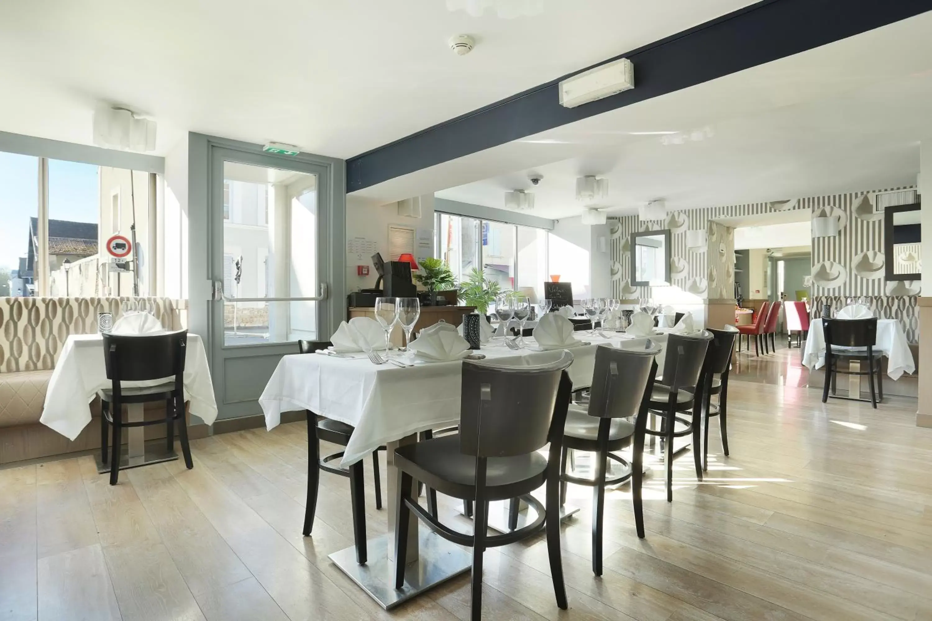 Restaurant/Places to Eat in Hôtel Le Cheval Blanc