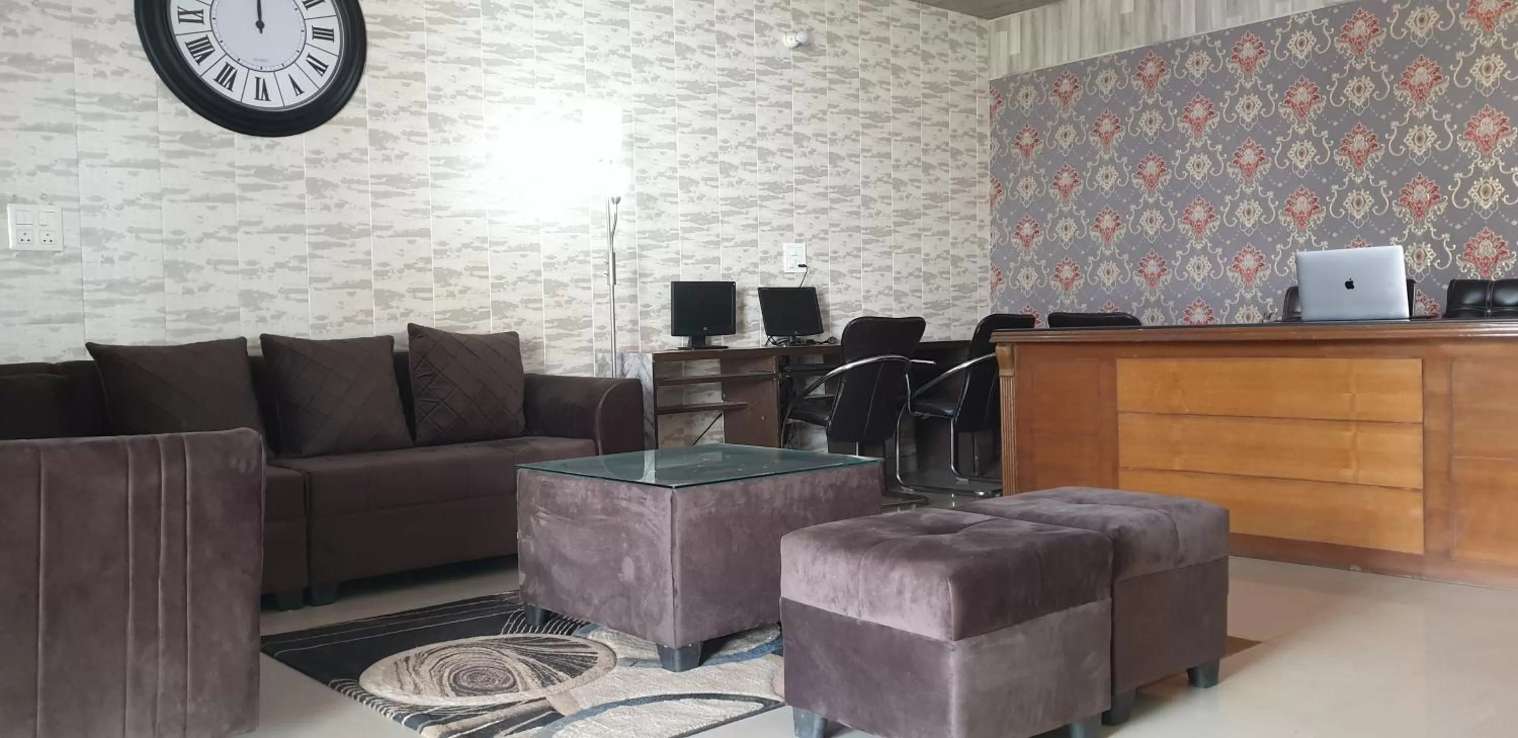 Living room in Maple Leaf Hotel