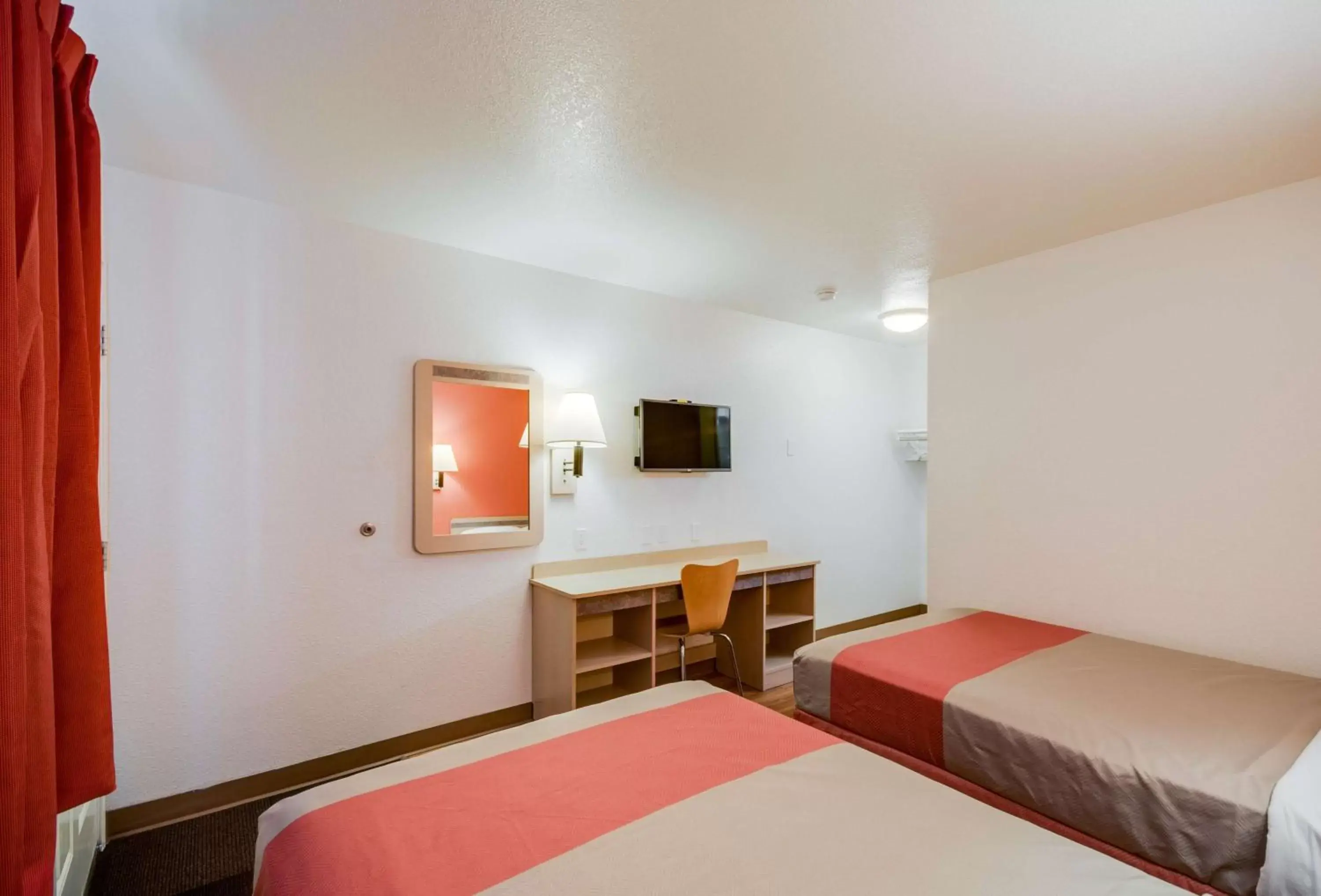 TV and multimedia, Bed in Motel 6-Bellingham, WA