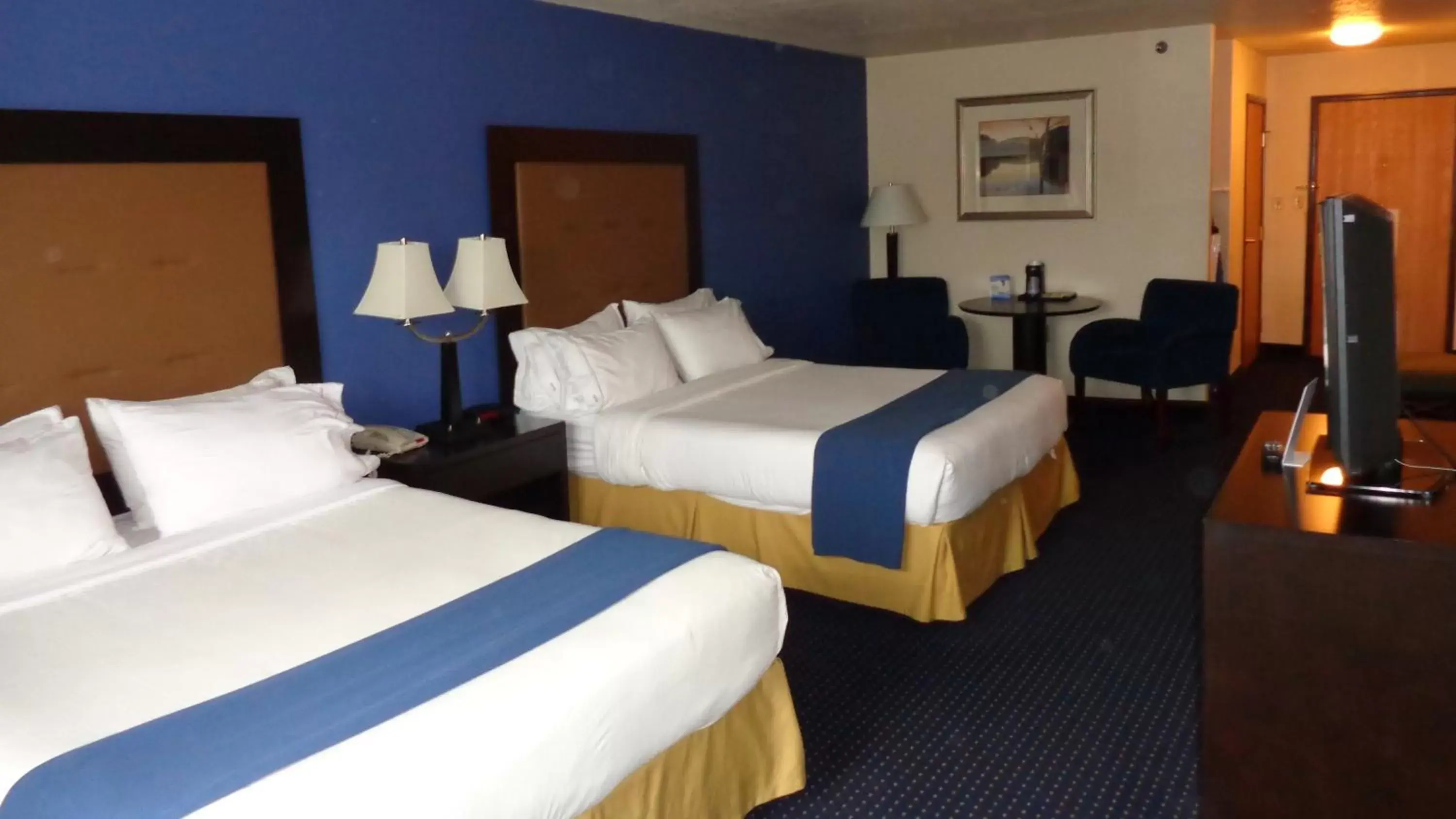 Photo of the whole room, Bed in Holiday Inn Express & Suites New Buffalo, MI, an IHG Hotel