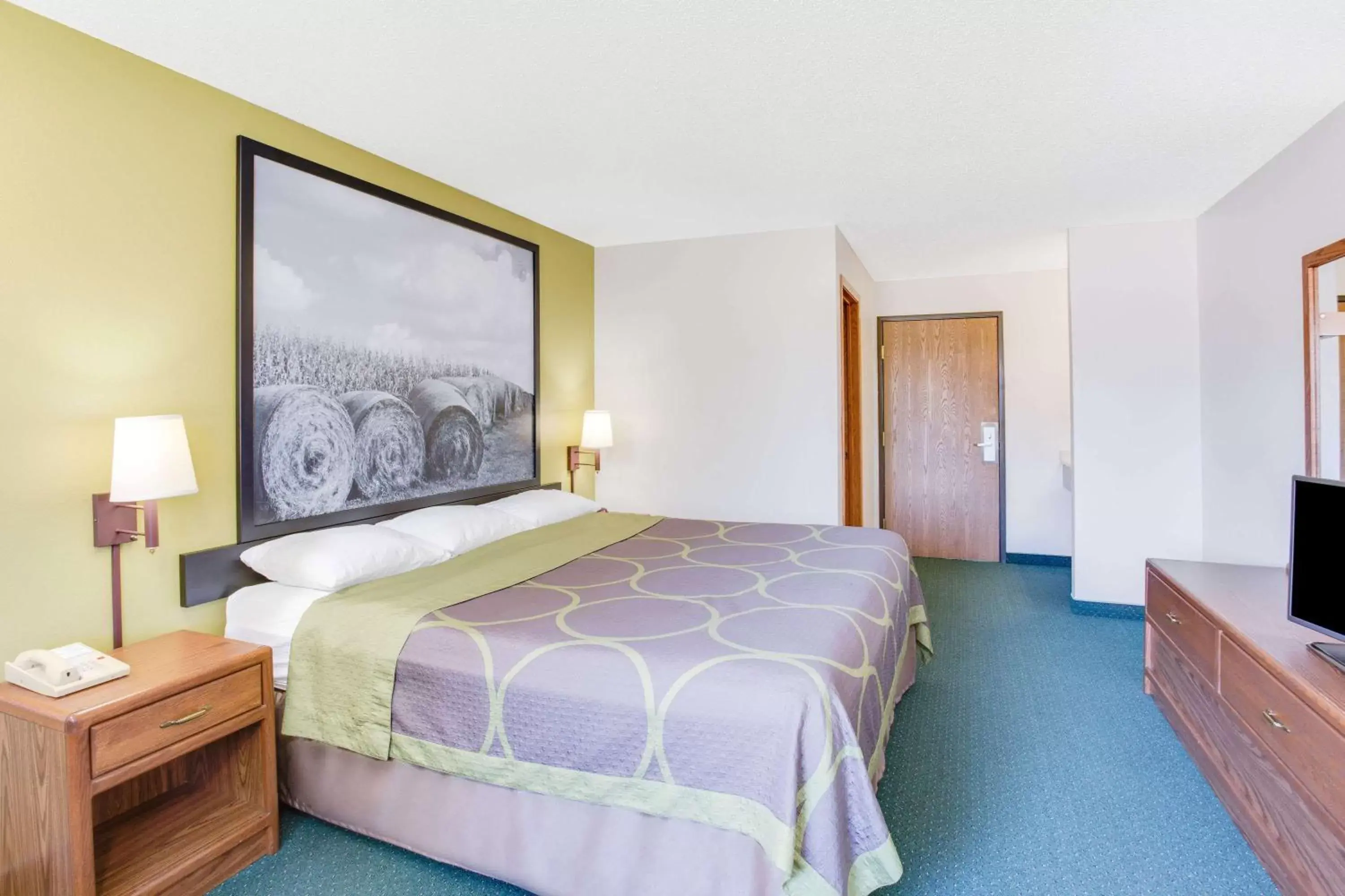 Photo of the whole room, Bed in Super 8 by Wyndham Oelwein