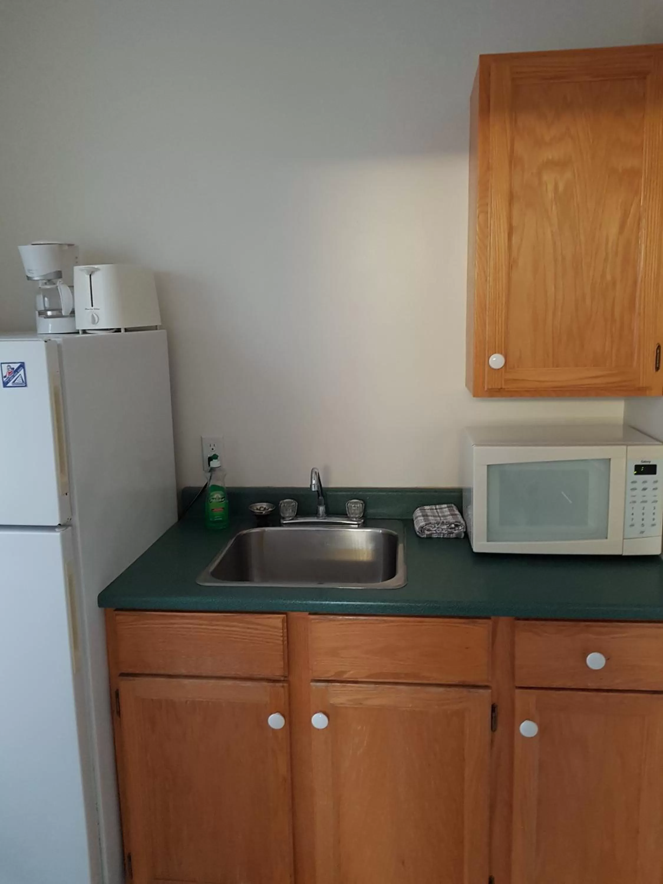 Kitchen/Kitchenette in Covered Bridge Inn & Suites
