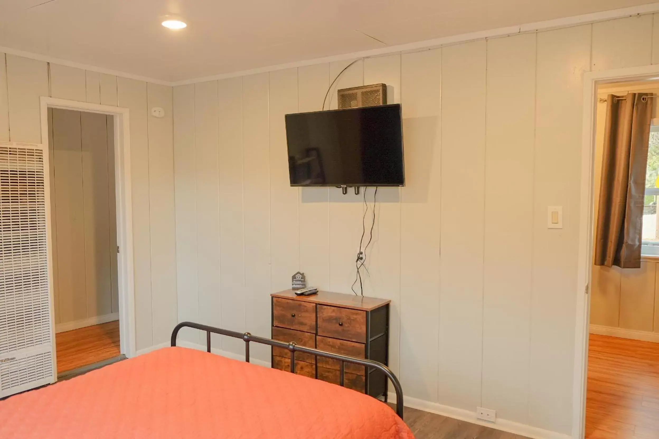 Bed, TV/Entertainment Center in Sherwood Arms Motel