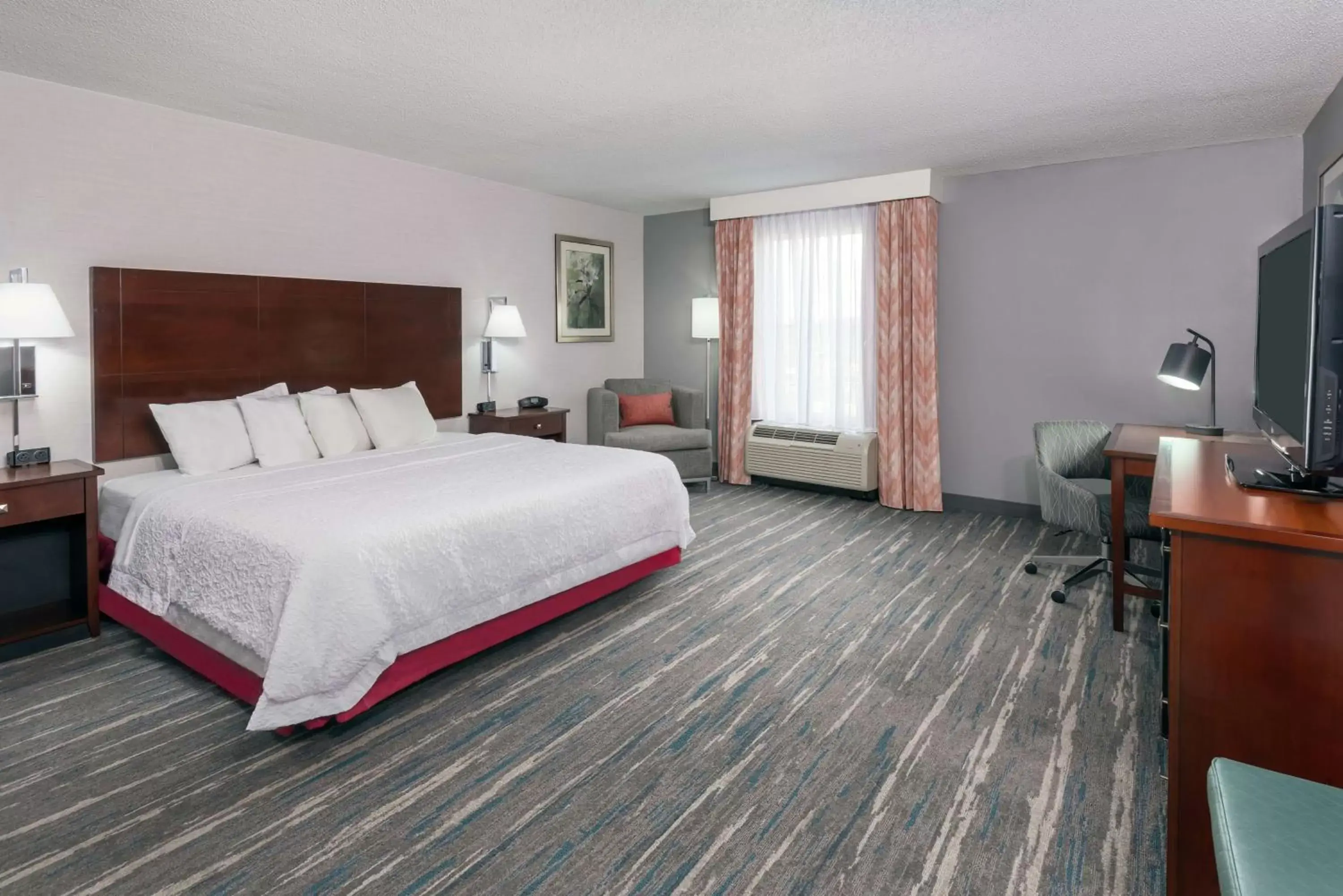 Bedroom in Hampton Inn & Suites Orlando Airport at Gateway Village