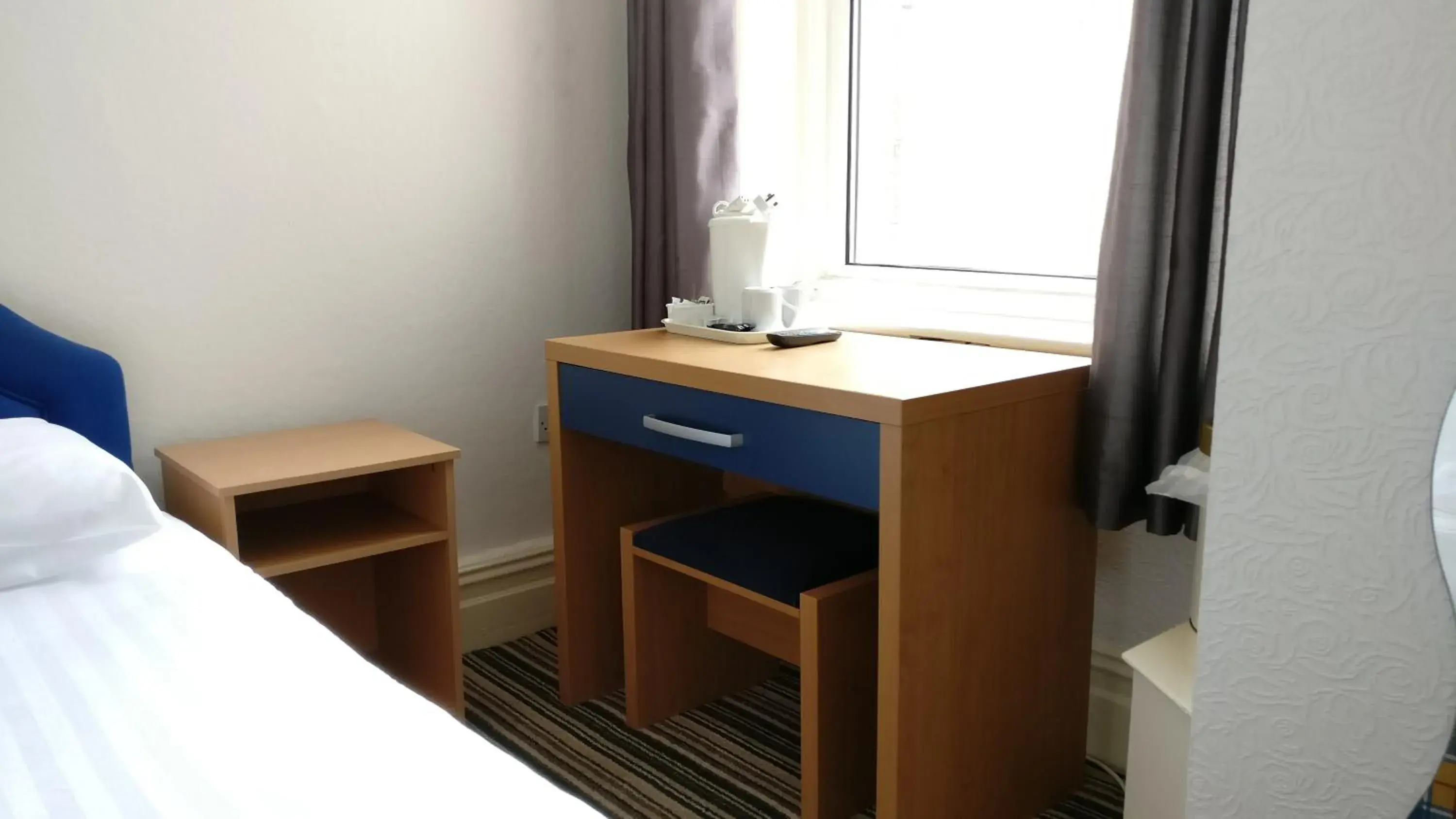 Bedroom, Seating Area in Wave Crest Hotel