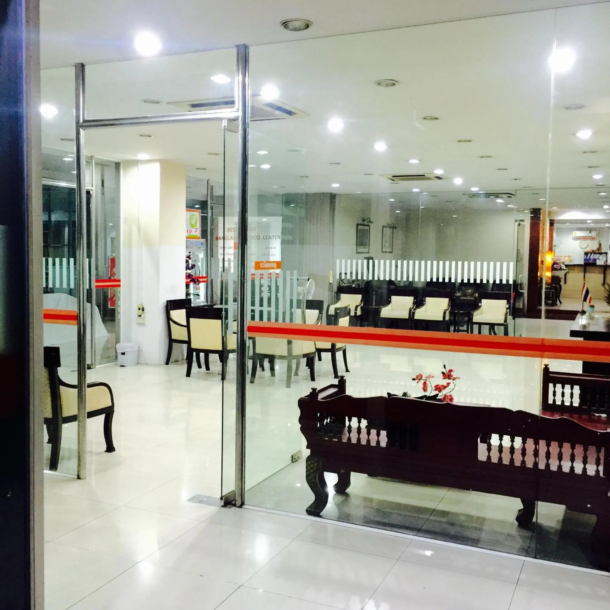 Restaurant/places to eat in Mall Suites Hotel